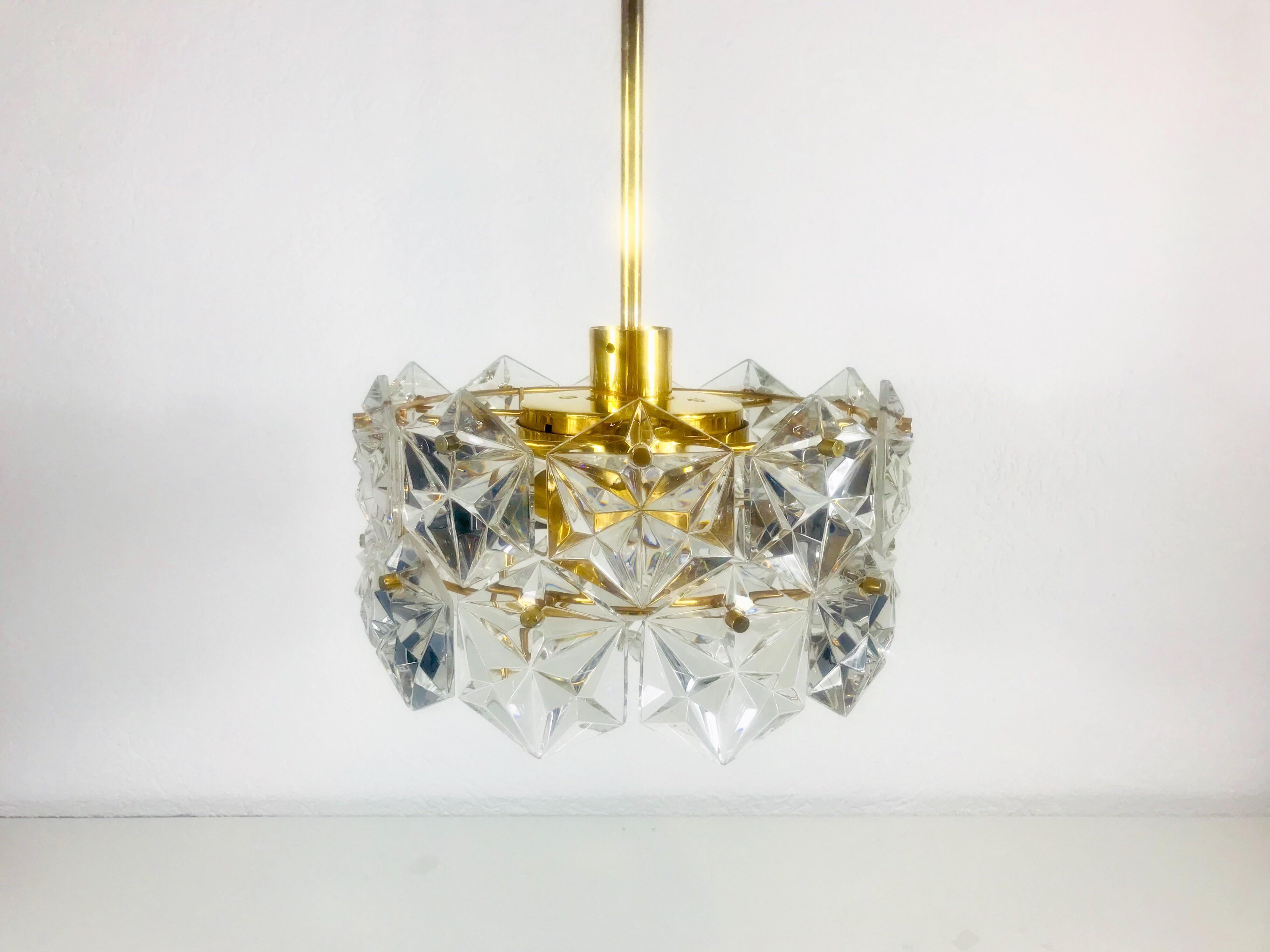 German Kinkeldey Midcentury Polished Brass and Crystal Glass Chandelier, circa 1960s For Sale