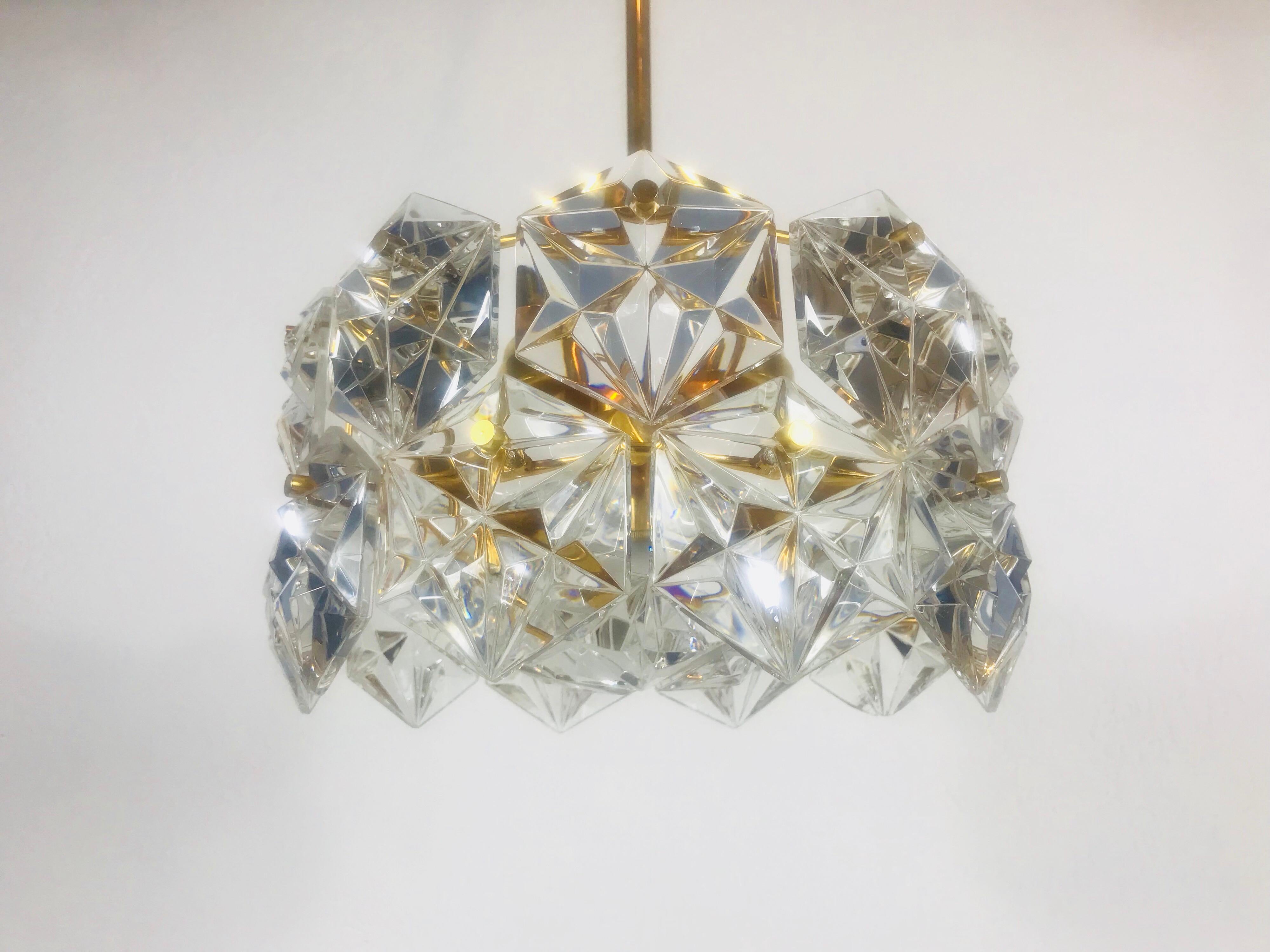 Kinkeldey Midcentury Polished Brass and Crystal Glass Chandelier, circa 1960s In Good Condition For Sale In Hagenbach, DE