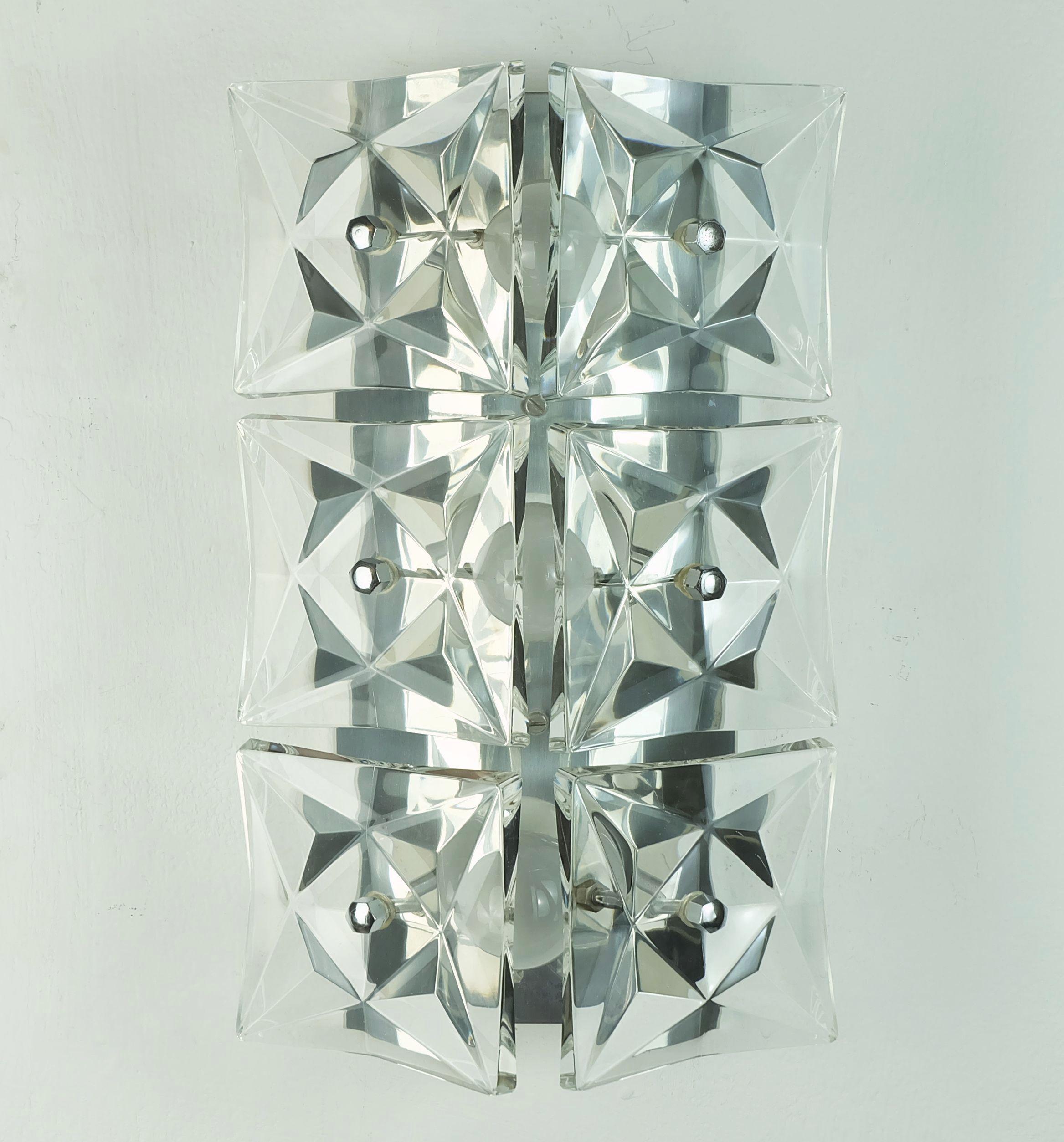 Precioso candelabro fabricado en los años 60 por Kinkeldey. De metal cromado y pintado de blanco y cristal. La pantalla está formada por 6 prismas de cristal facetado (4