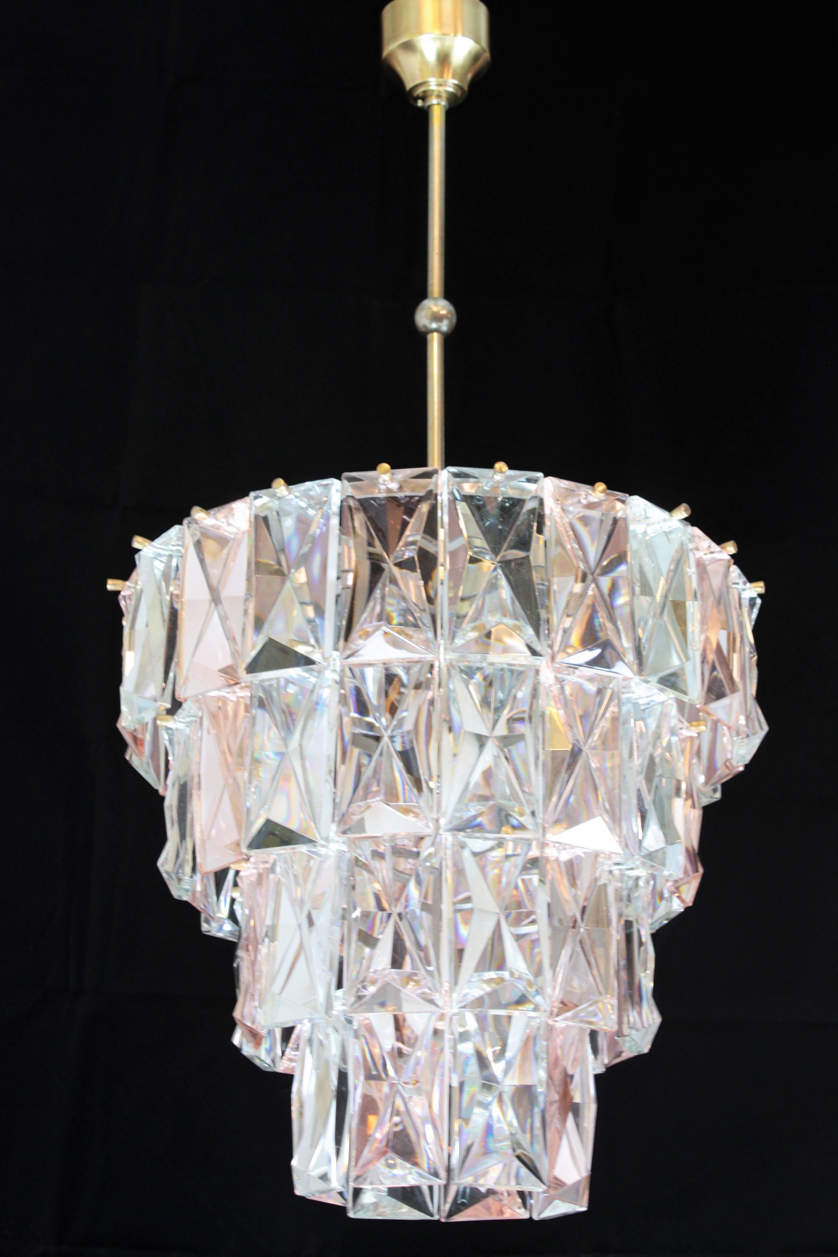Ottone Lampadario Kinkeldey in cristallo sfaccettato rosa e trasparente, anni '60 in vendita