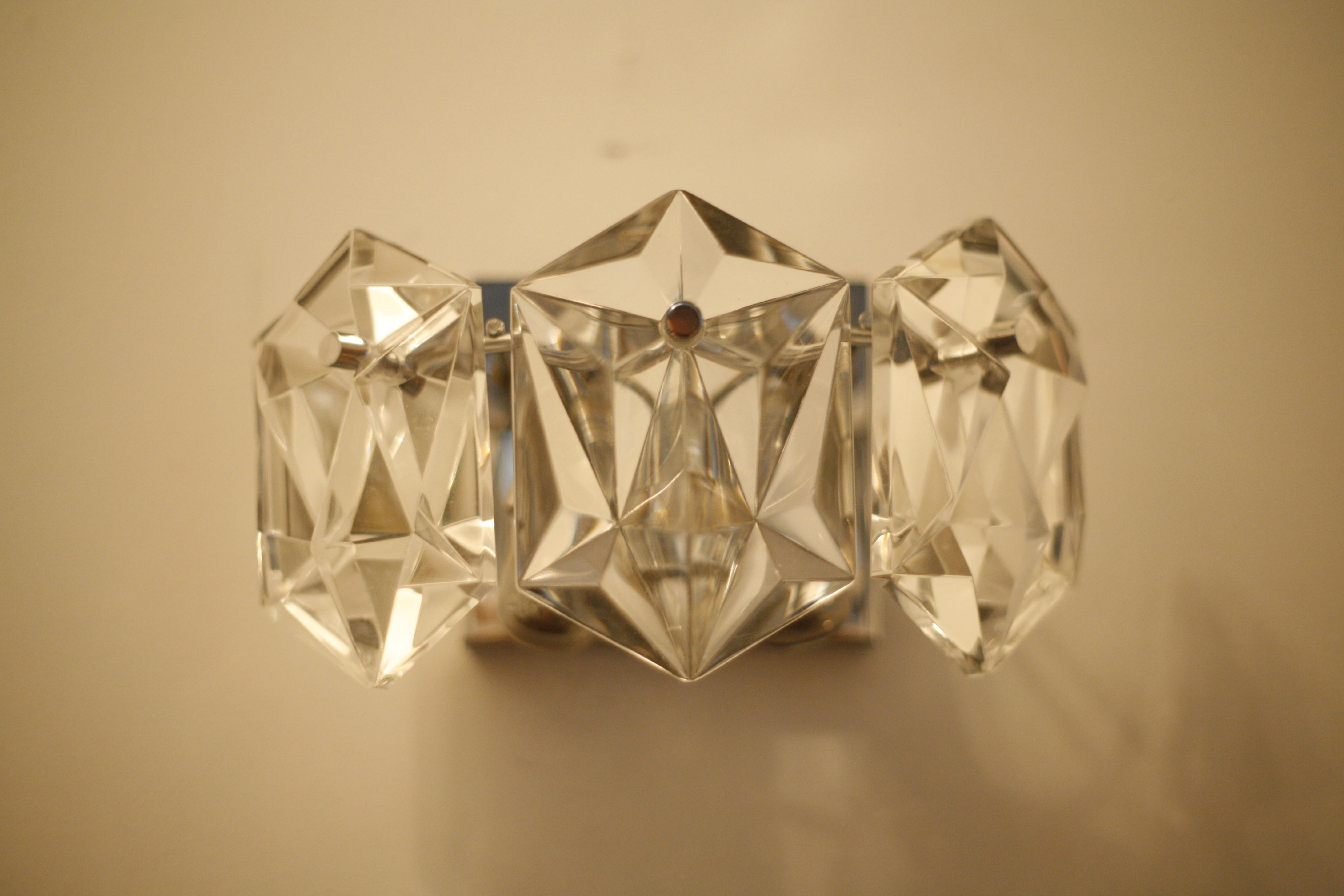 Paire d'appliques en chrome et cristal de Kinkeldey, Allemagne, années 1970.

Les cadres chromés accueillent deux douilles de lampes candélabres européennes.


    
