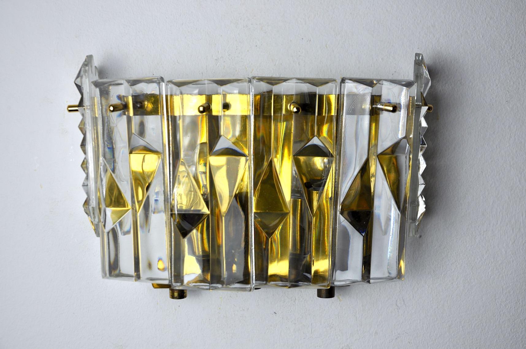 Superb and atypical kinkeldey wall lamp designated and produced in Germany in the 1970s. 6 crystals including a variation on 2 crystals, cut and distributed on a golden metal structure. Very beautiful design object that will illuminate your interior