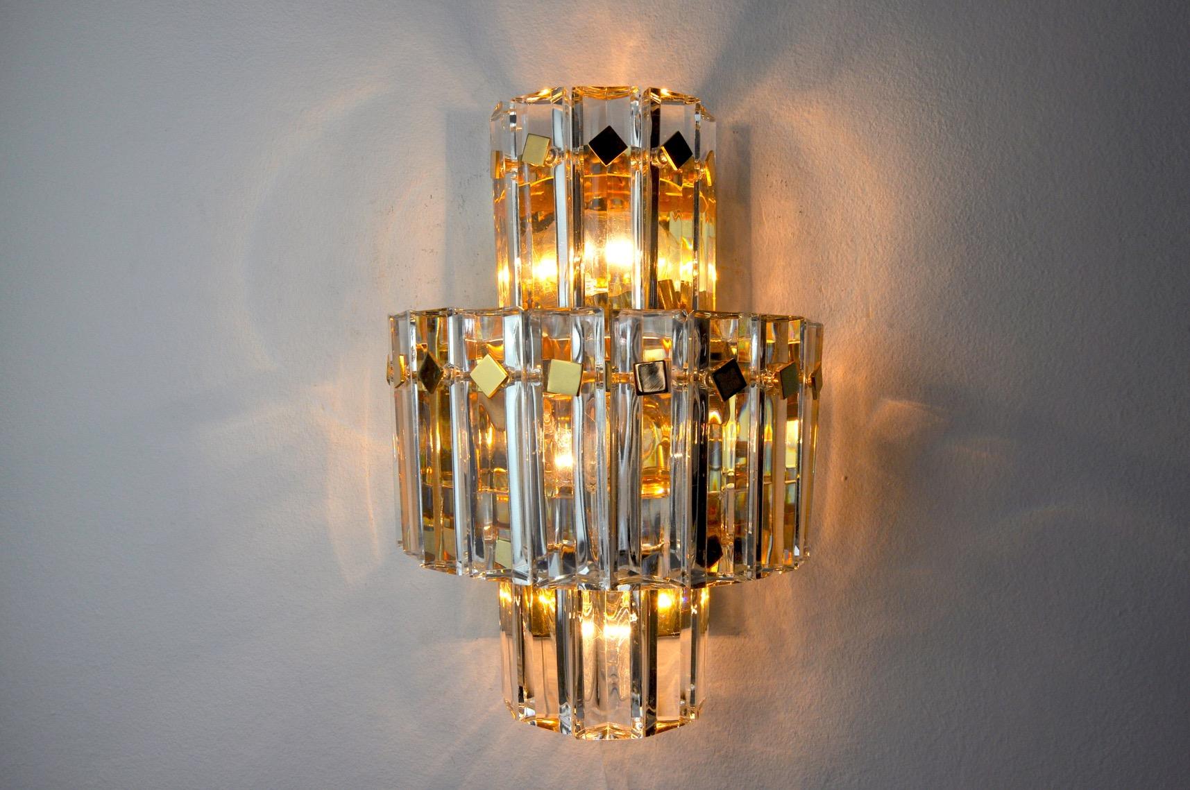 Superb and atypical kinkeldey wall lamp designated and produced in Germany in the 1970s. Crystals spread over 3 levels, cut and distributed on a golden metal structure. Very beautiful design object that will illuminate your interior wonderfully.