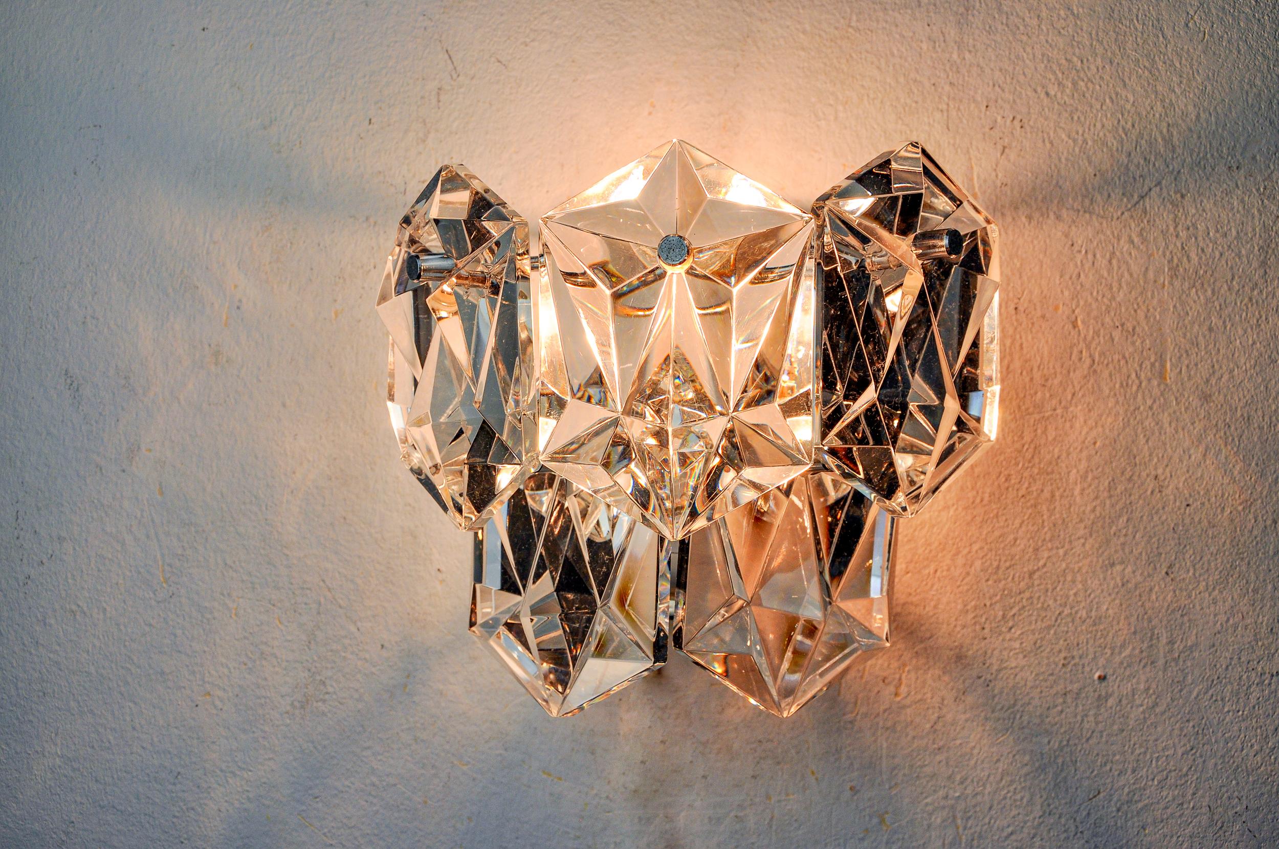 Superb Kinkeldey wall light designed and produced in Germany in the 1970s. Crystals distributed on 2 levels of a chromed metal structure. Very beautiful design object that will illuminate your interior wonderfully. Electricity checked, very good