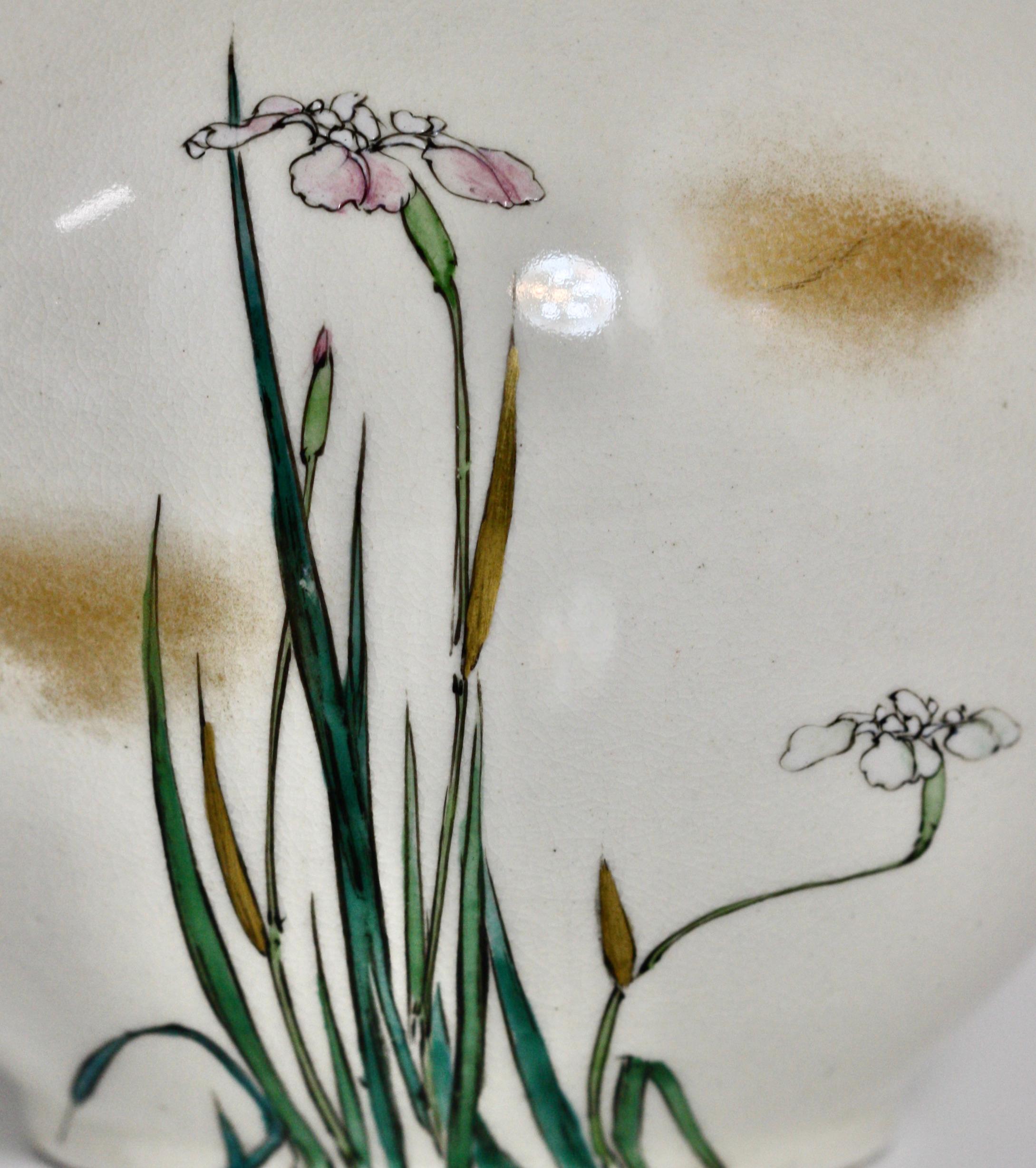 Kinkozan, japanische Satsuma-Vase,
Meiji-Periode (1868-1912)
Balusterform mit länglichem Hals, verziert mit polychromer Emaille und Vergoldung auf klarer Craquelé-Glasur in einem Jugendstil mit Blumen und Ranken;
Signiert Kinkozan mit einem