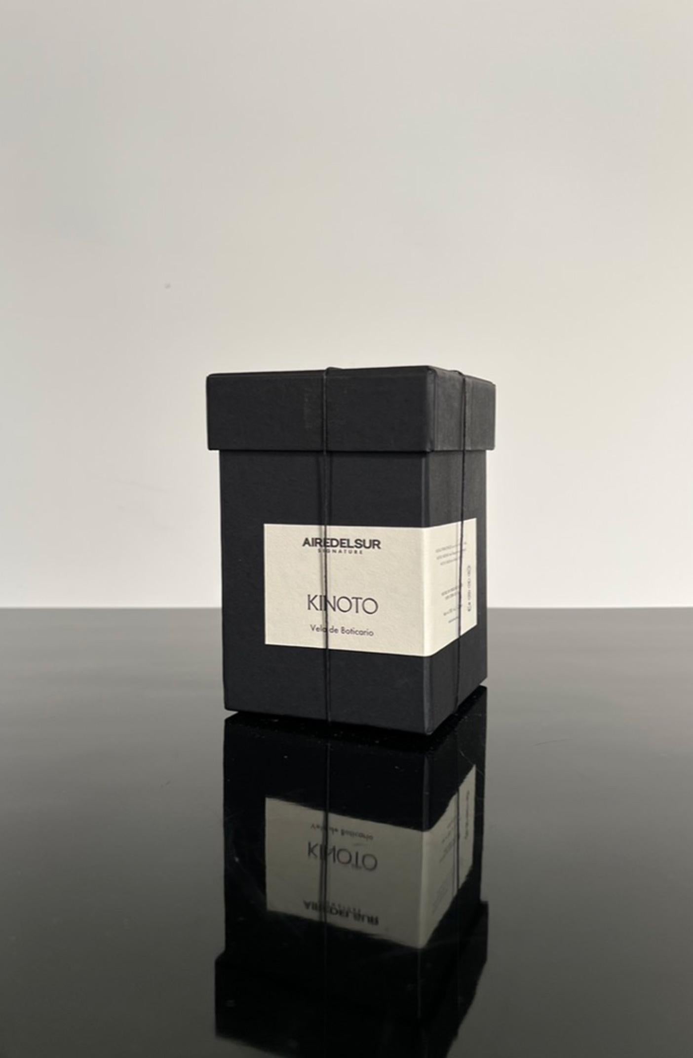 Organic Modern KINOTO Signature Scented Candle, Hand Painted Ceramic & Natural Onyx Stone For Sale