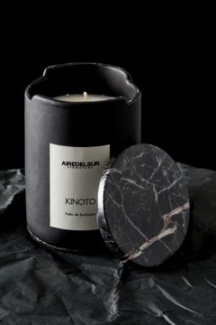 KINOTO Signature Scented Kerze, handbemalte Keramik und natürlicher Onyxstein