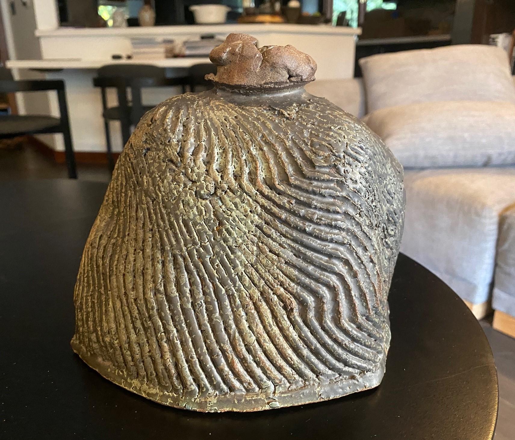 Un vaso/scultura astratto in Studio Pottery, meravigliosamente disegnato e realizzato dal famoso ceramista Kinpei (Kimpei) Nakamura (1935- ).  

Kinpei Nakamura è nato nella città di Kanazawa,  Un incontro casuale con il maestro di ceramica Kitaôji