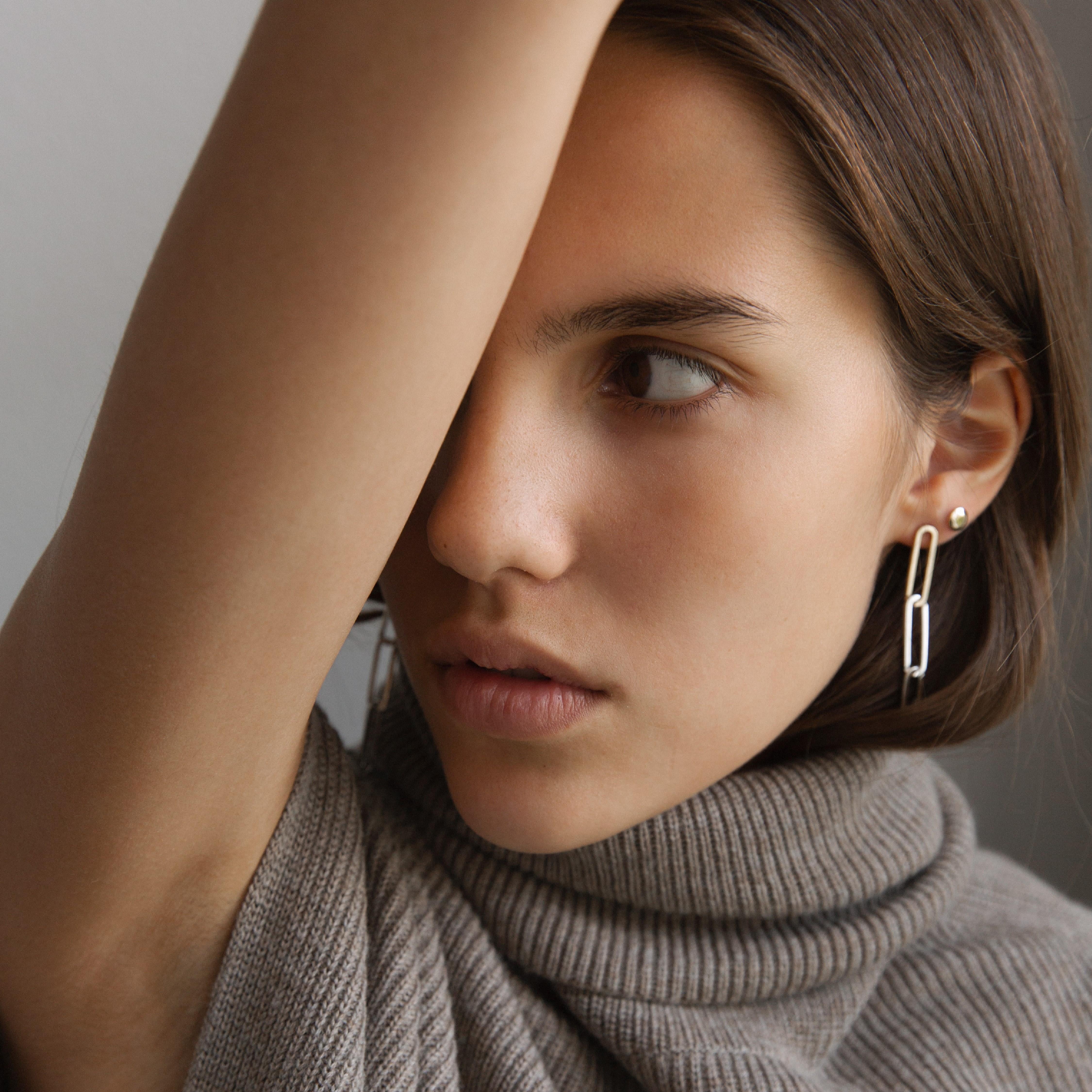 This outstanding pair of earrings is handmade in solid recycled 18k gold interposed with a single link in silver. The links are designed according to the ancient art of Japanese wood joinery – where the links fit neatly together when still, but come