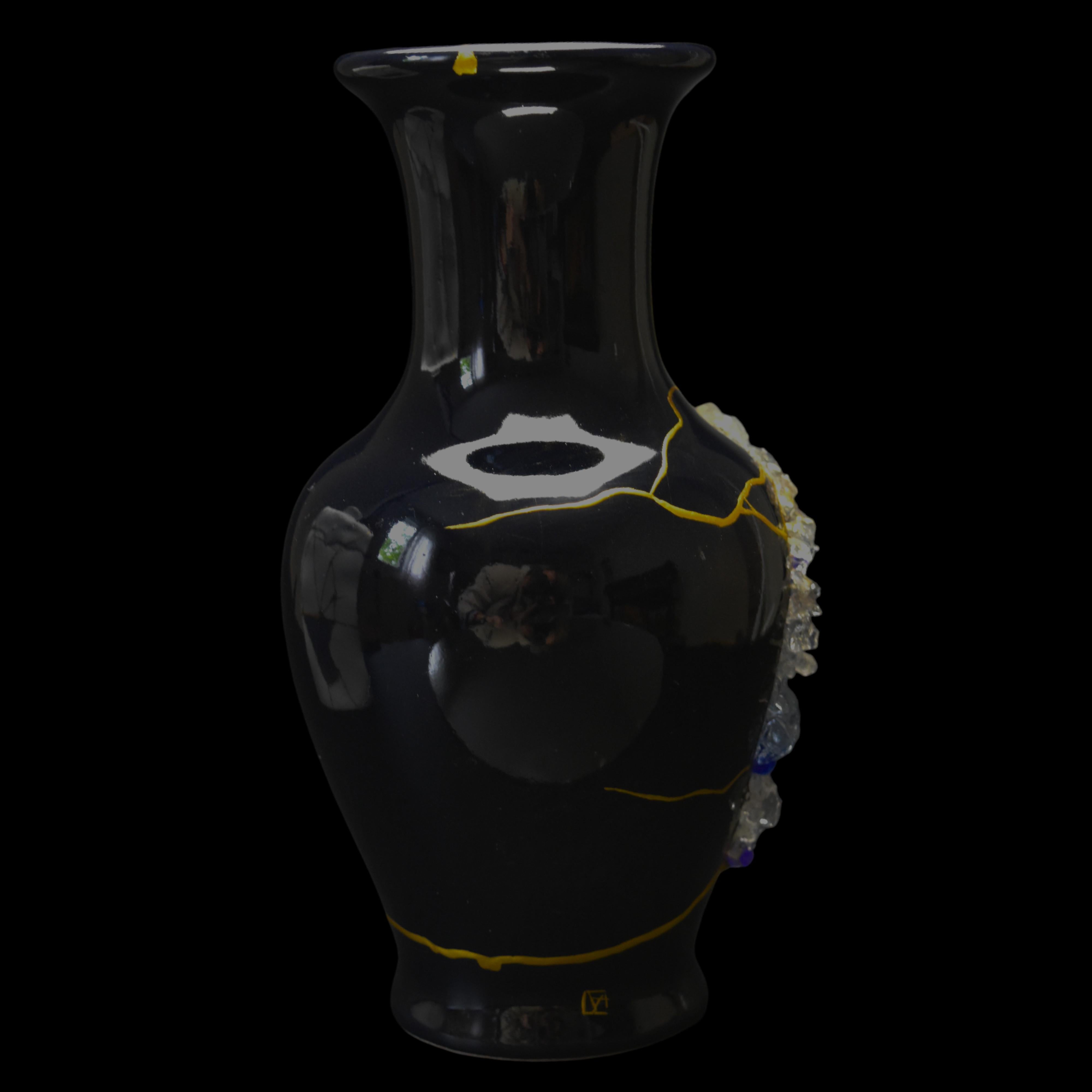 
Vaso di porcellana blu notte: Un patrimonio reinventato

Questo vaso di porcellana blu notte di 21 cm è il risultato di un'artigianalità ancestrale e di una creatività contemporanea.

Una volta rotto, è stato restaurato e trasformato in un pezzo