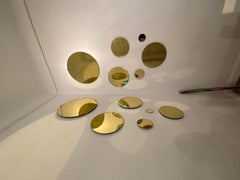 Runder Kintsugi-Spiegel mit goldenen Schirmen, komplett eingerichtet