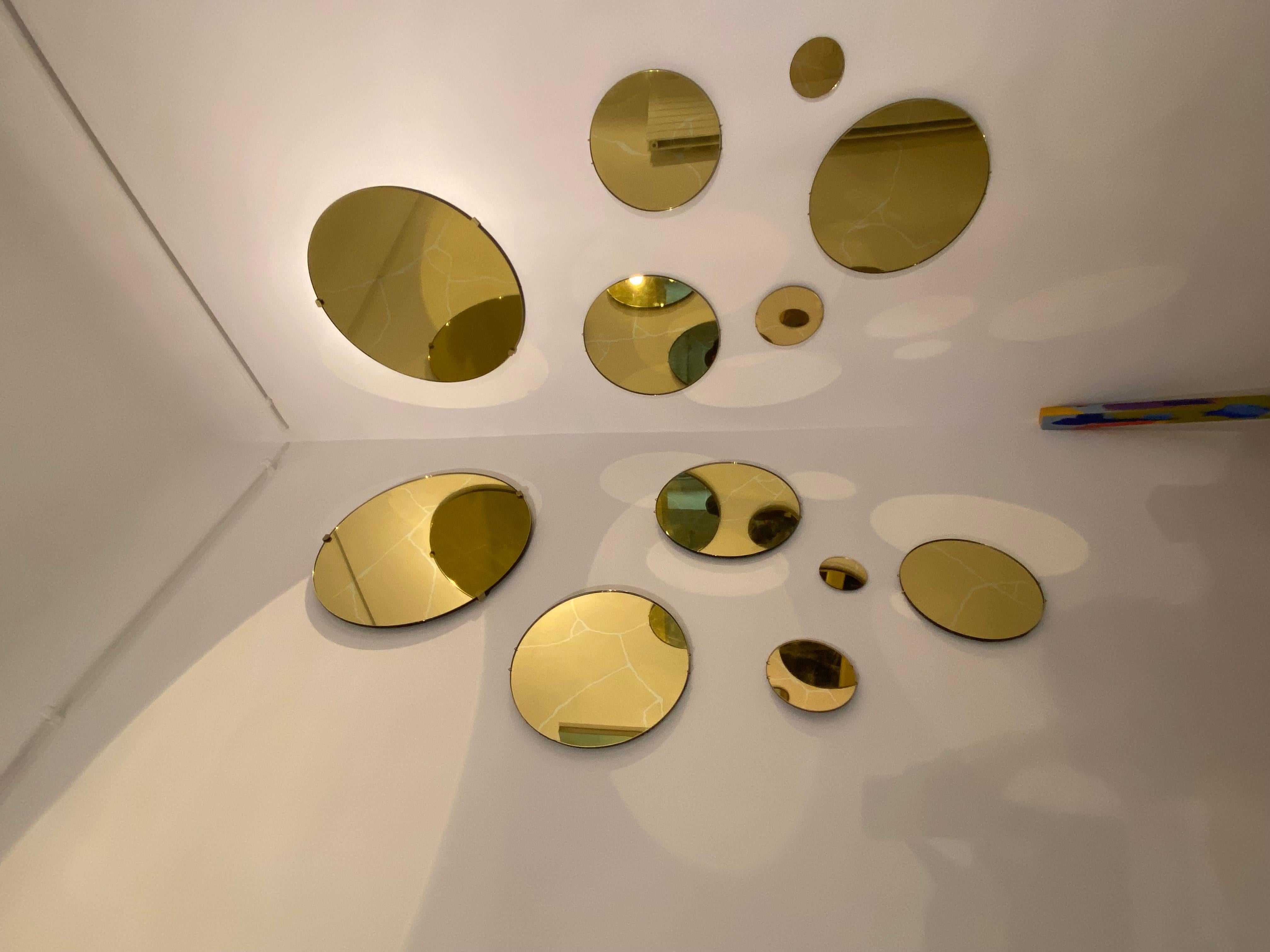Français Miroir circulaire Kintsugi avec abat-jour doré en vente