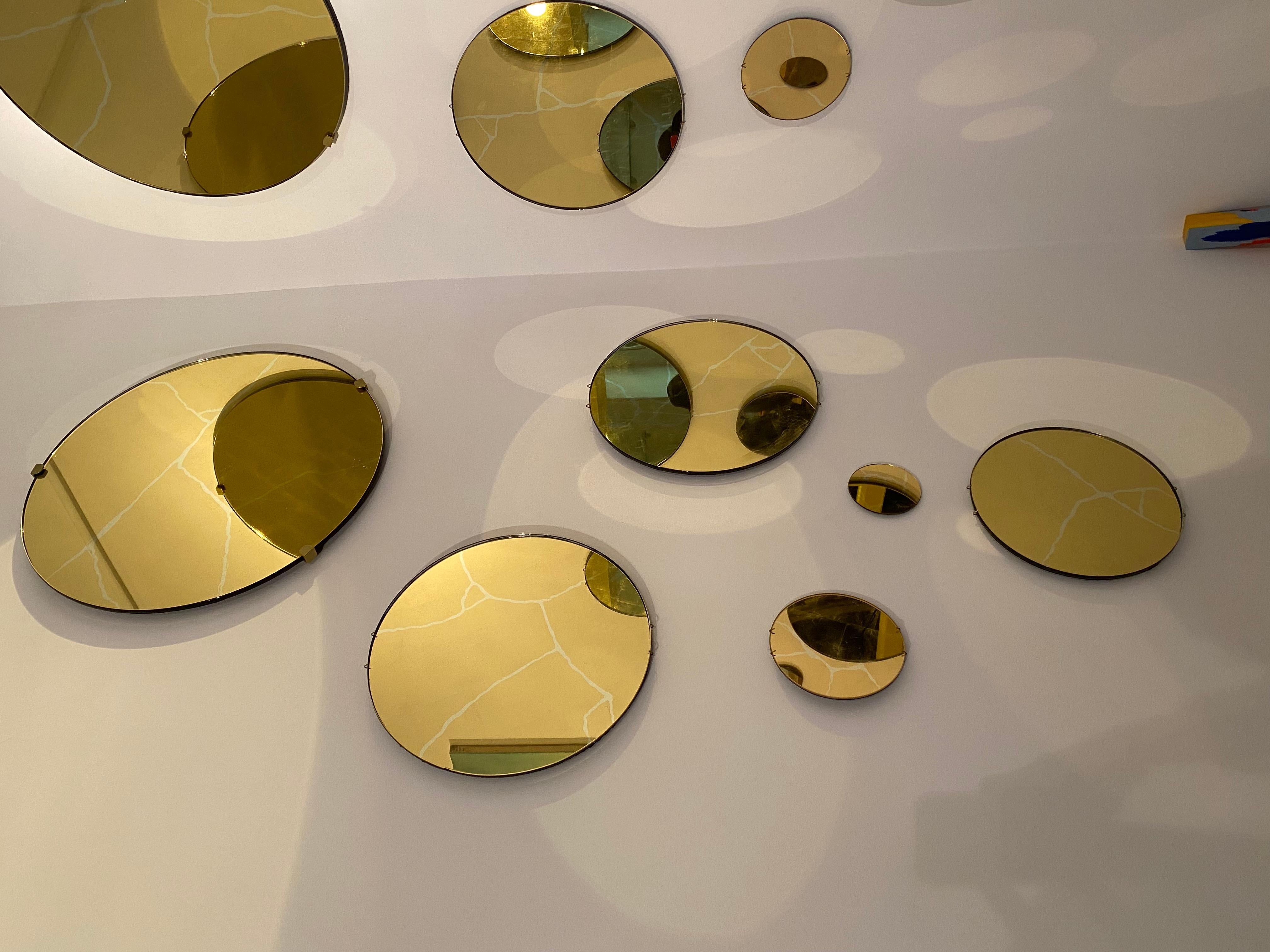 Doré Miroir circulaire Kintsugi avec abat-jour doré en vente