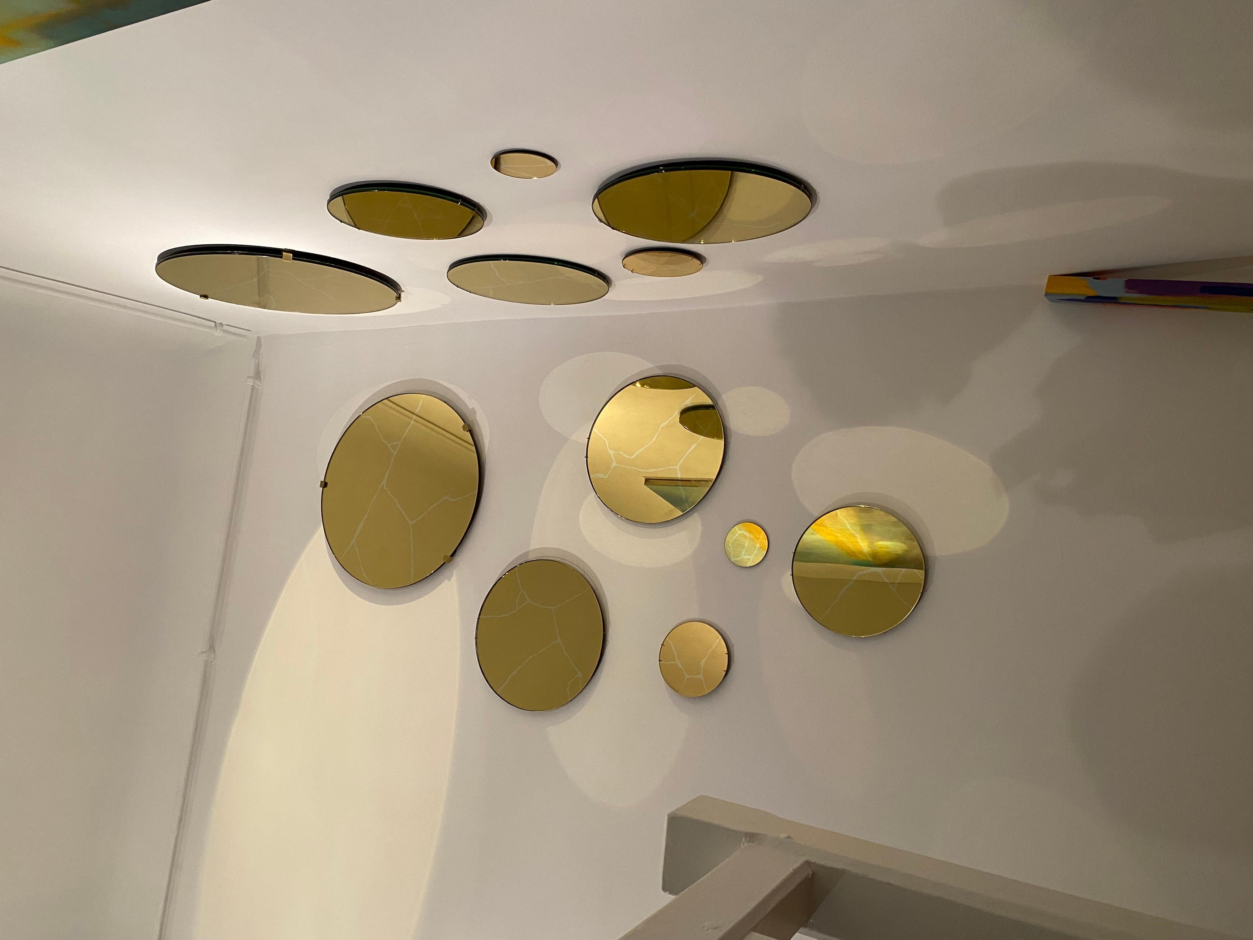 Verre Miroir circulaire Kintsugi avec abat-jour doré en vente