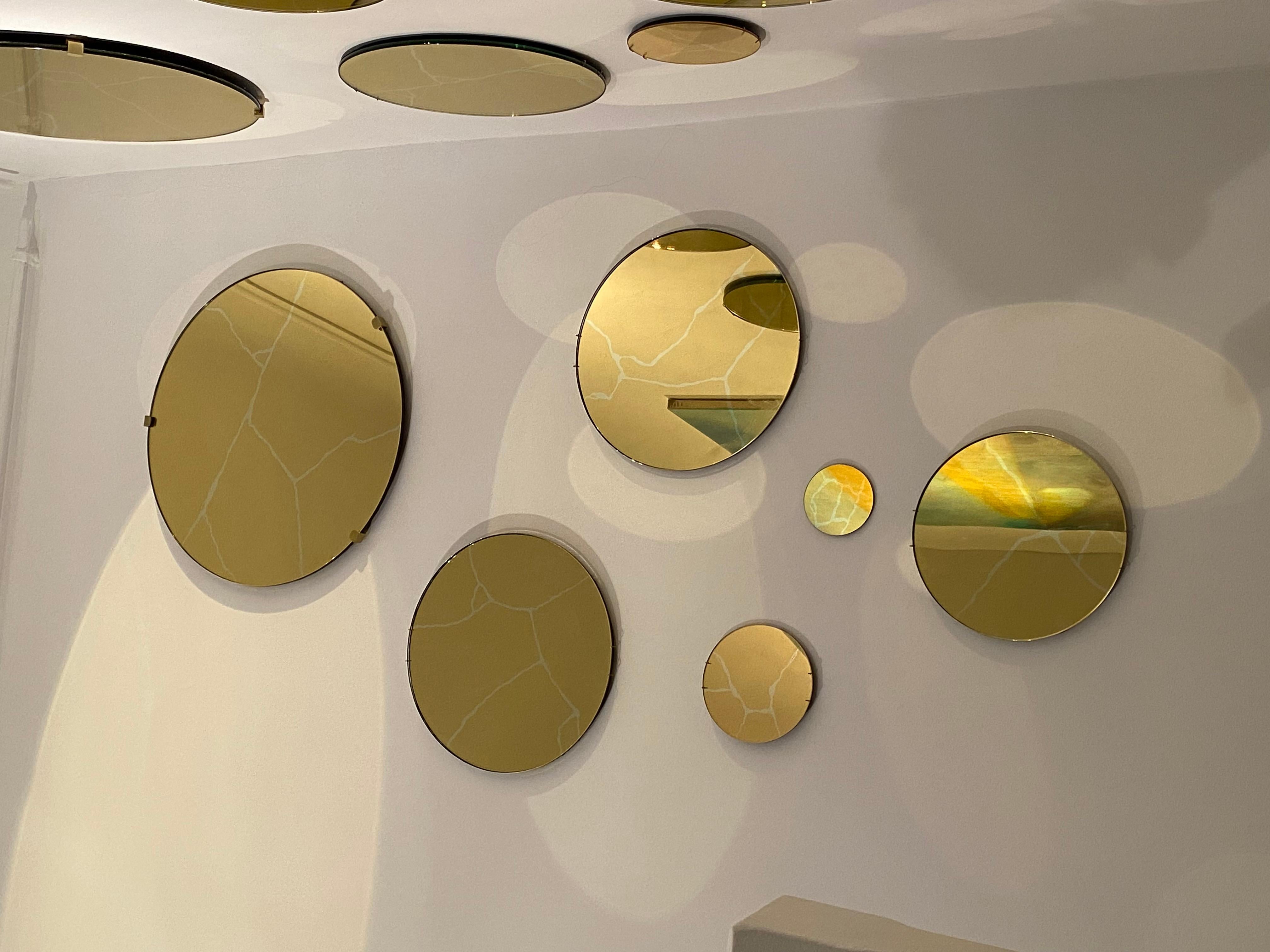 Miroir circulaire Kintsugi avec abat-jour doré en vente 1