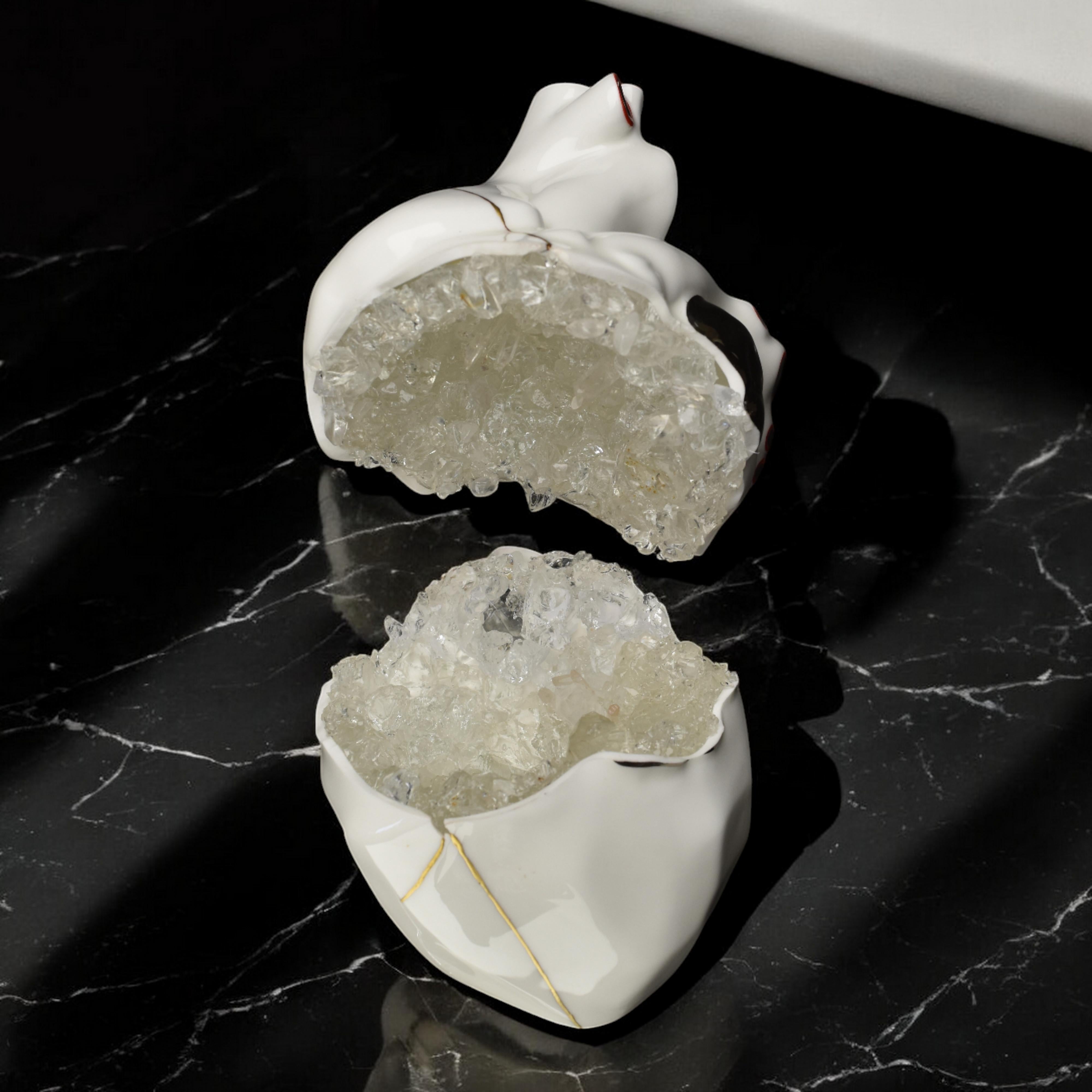 Cuore spezzato, tesoro rivelato

Questo cuore di porcellana, delicatamente rotto e splendidamente restaurato con la tradizionale tecnica giapponese del kintsugi, svela un segreto inaspettato: un geode di vetro scintillante.

Le linee in oro 24