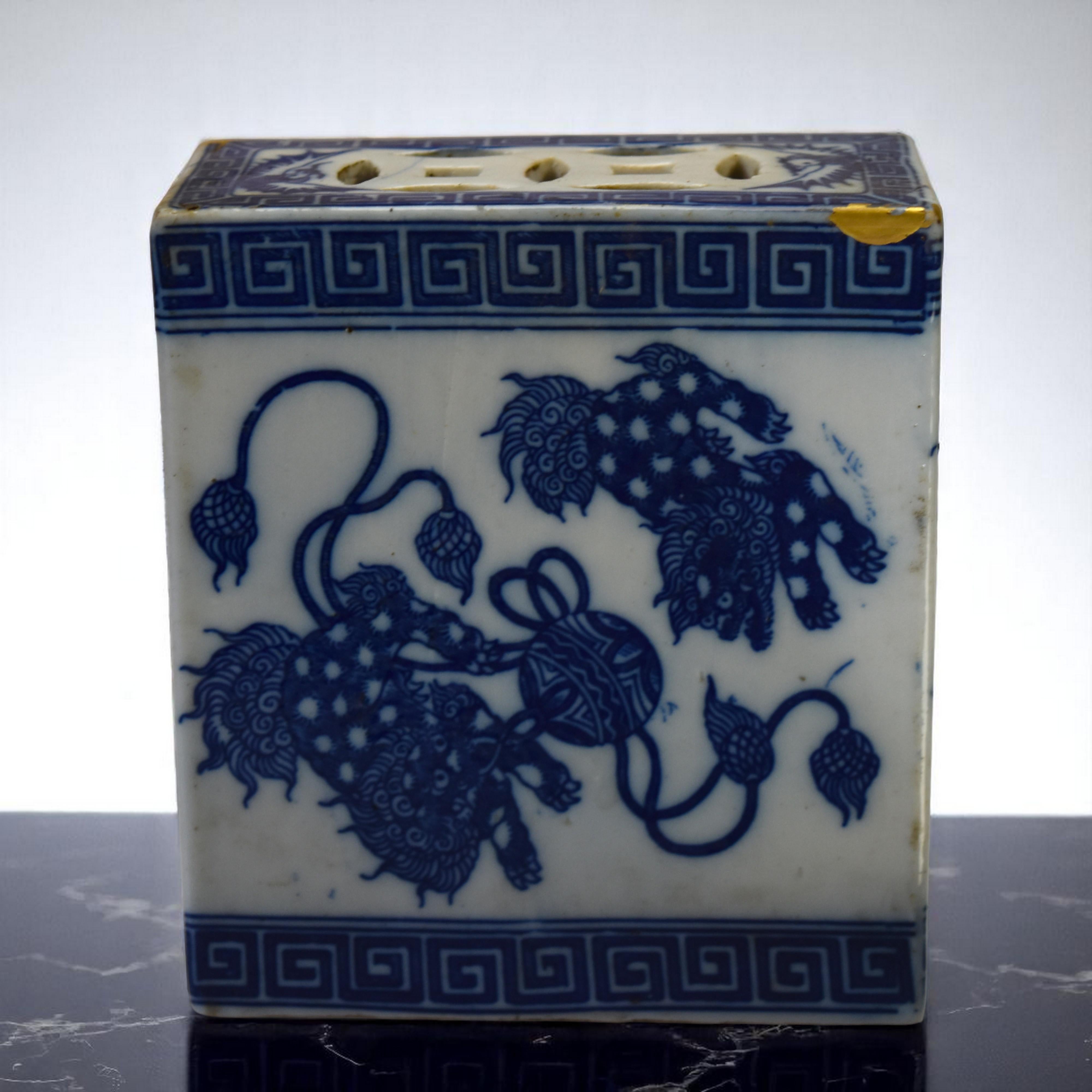 Storia e bellezza riscoperte: Cuscino dell'oppio in porcellana Kintsugi

Scopri un oggetto d'arte affascinante e ricco di storia: un cuscino da oppio in porcellana bianca e blu. Questo sorprendente pezzo presenta una delicata decorazione di Foo Dogs