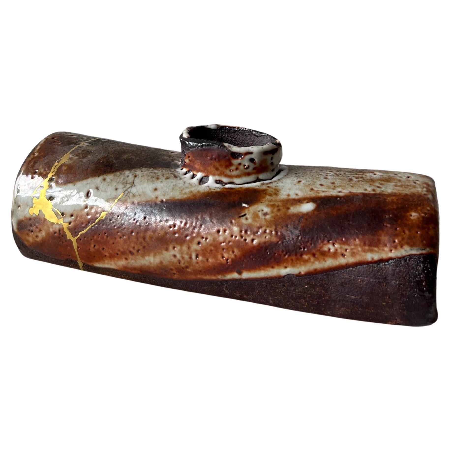 Vaso lungo cotto a legna riparato da Kintsugi