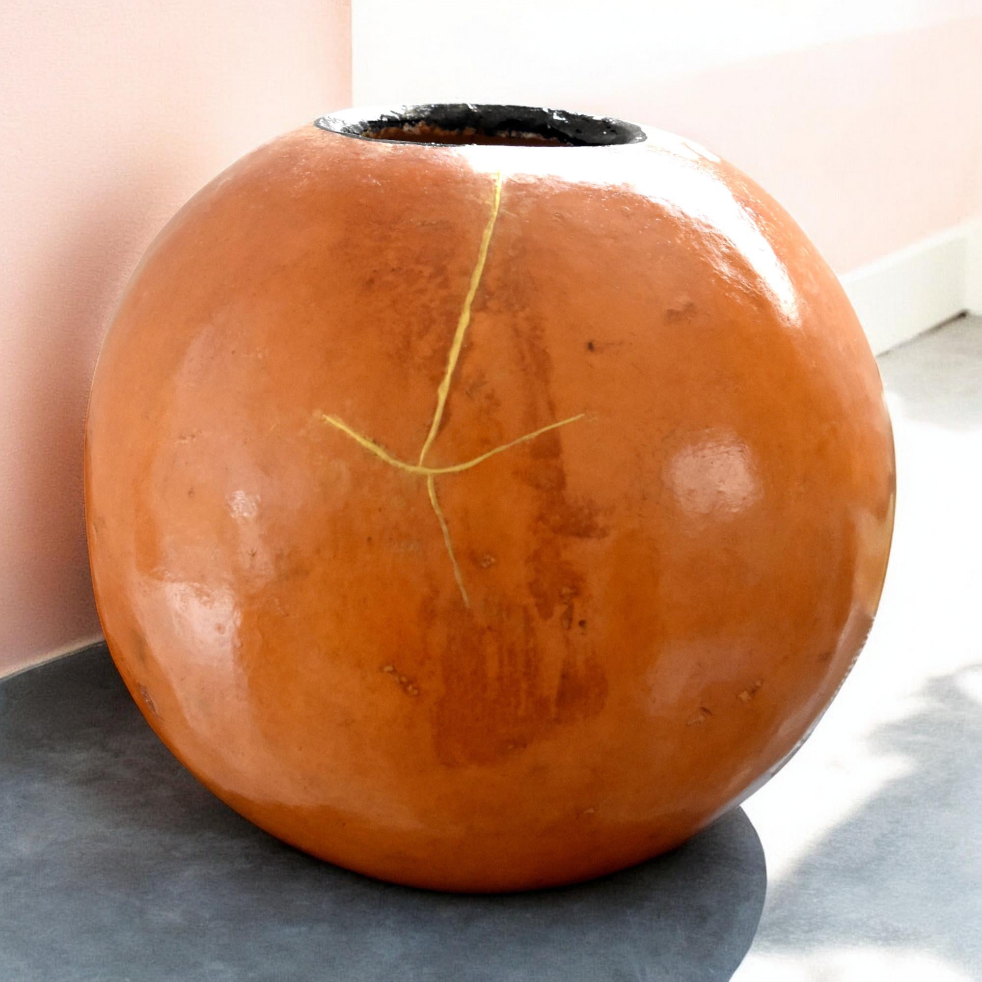 “Desnos”

Vase made of lignifiation and repaired  with 24 carat gold

Unique piece

Diameter : about 35cm