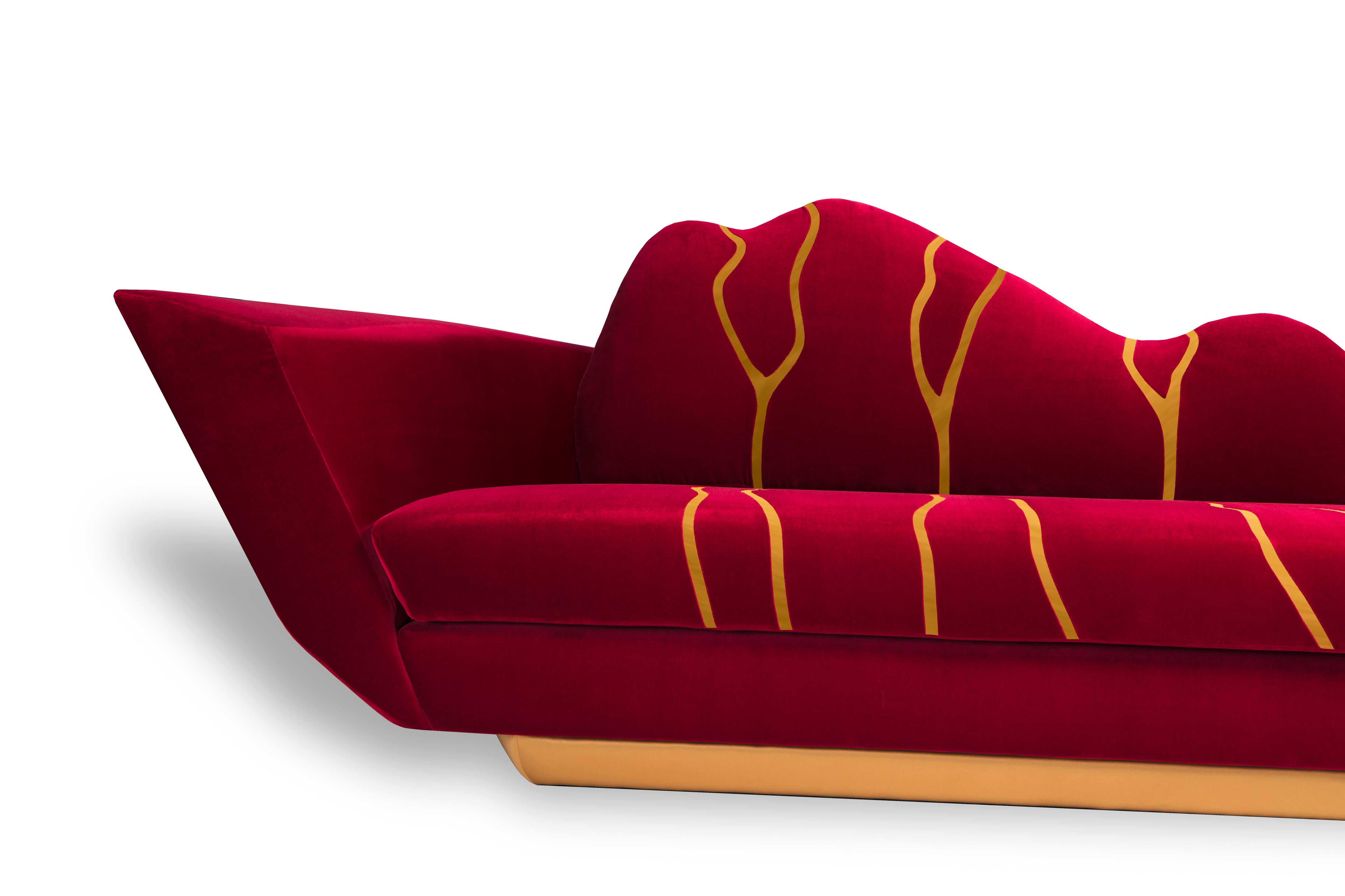 Die Erinnerung an dieses Sofa inspiriert uns in seiner Schlichtheit und verweist uns auf einen raffinierten Sinn für Eleganz und Zeitgenossenschaft. Das Sofa Kintsukuroi hat ein ikonisches Design und passt perfekt zu modernen Innenräumen.