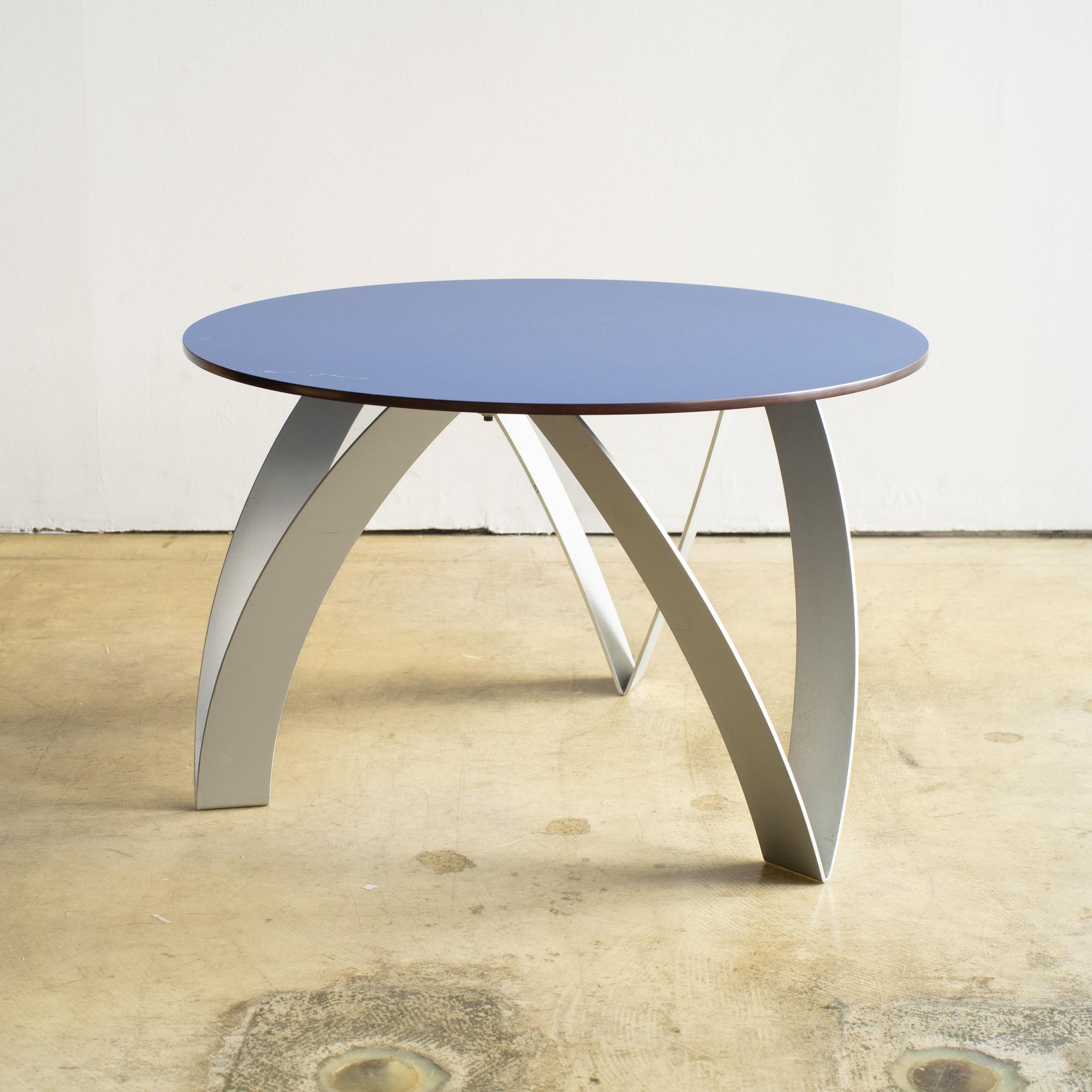 Table d'appoint Kioko conçue par De Pas, D'urbino, Lomazzi. Ce tableau a été publié au début des années 90. Les jambes sont probablement en aluminium. Le plateau de la table est en bois peint. 

Pour les acheteurs d'Europe et d'Asie. 
Veuillez