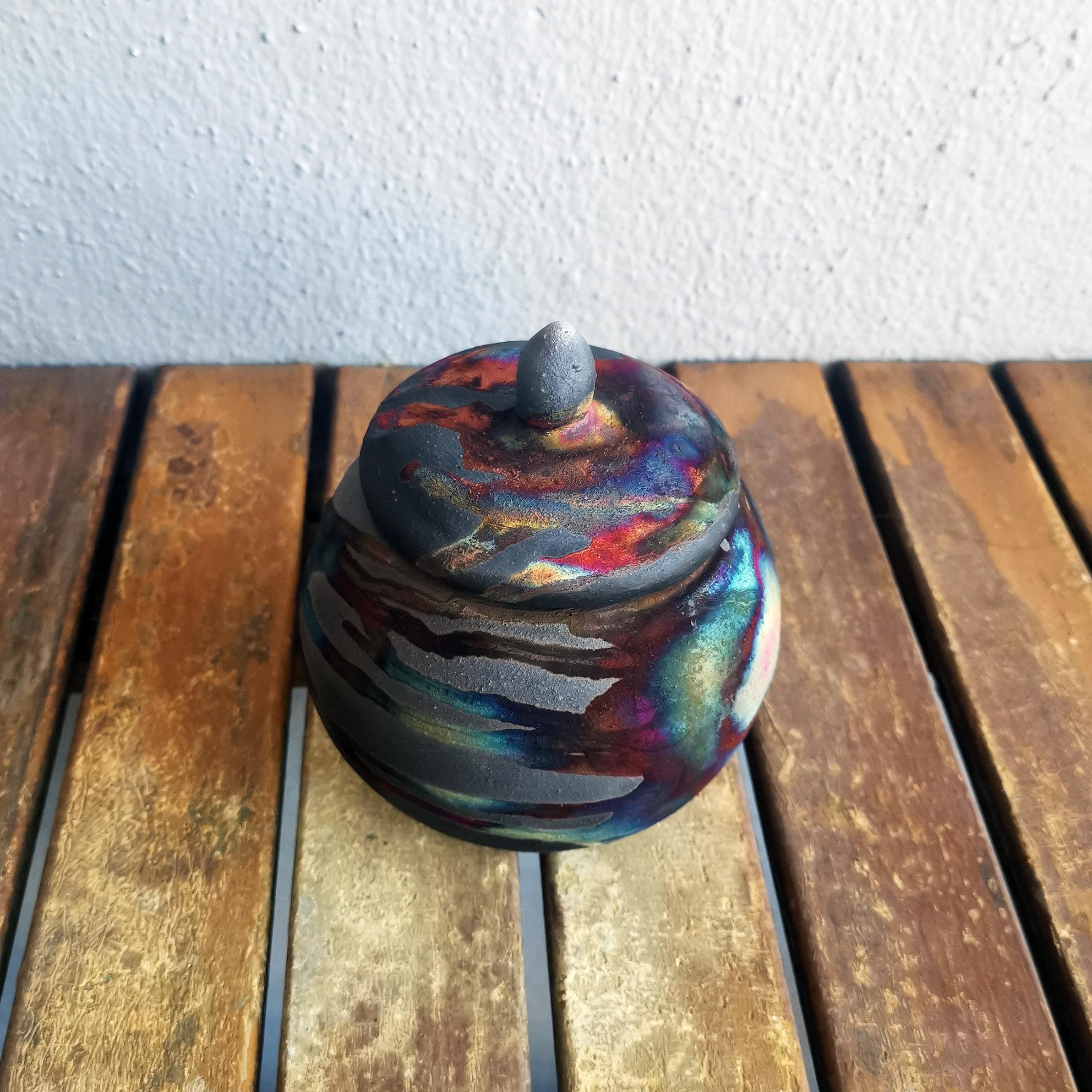 Moderne Petite urne en céramique Kioku - Cuivre au carbone - Poterie Raku en vente