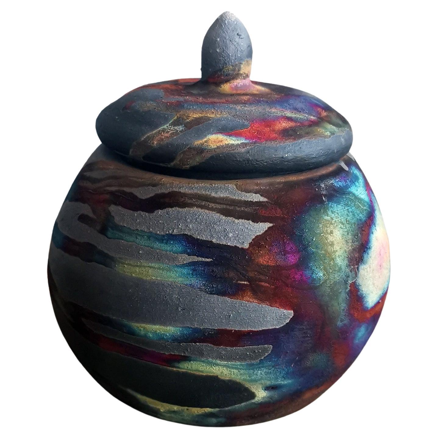 Petite urne en céramique Kioku - Cuivre au carbone - Poterie Raku en vente
