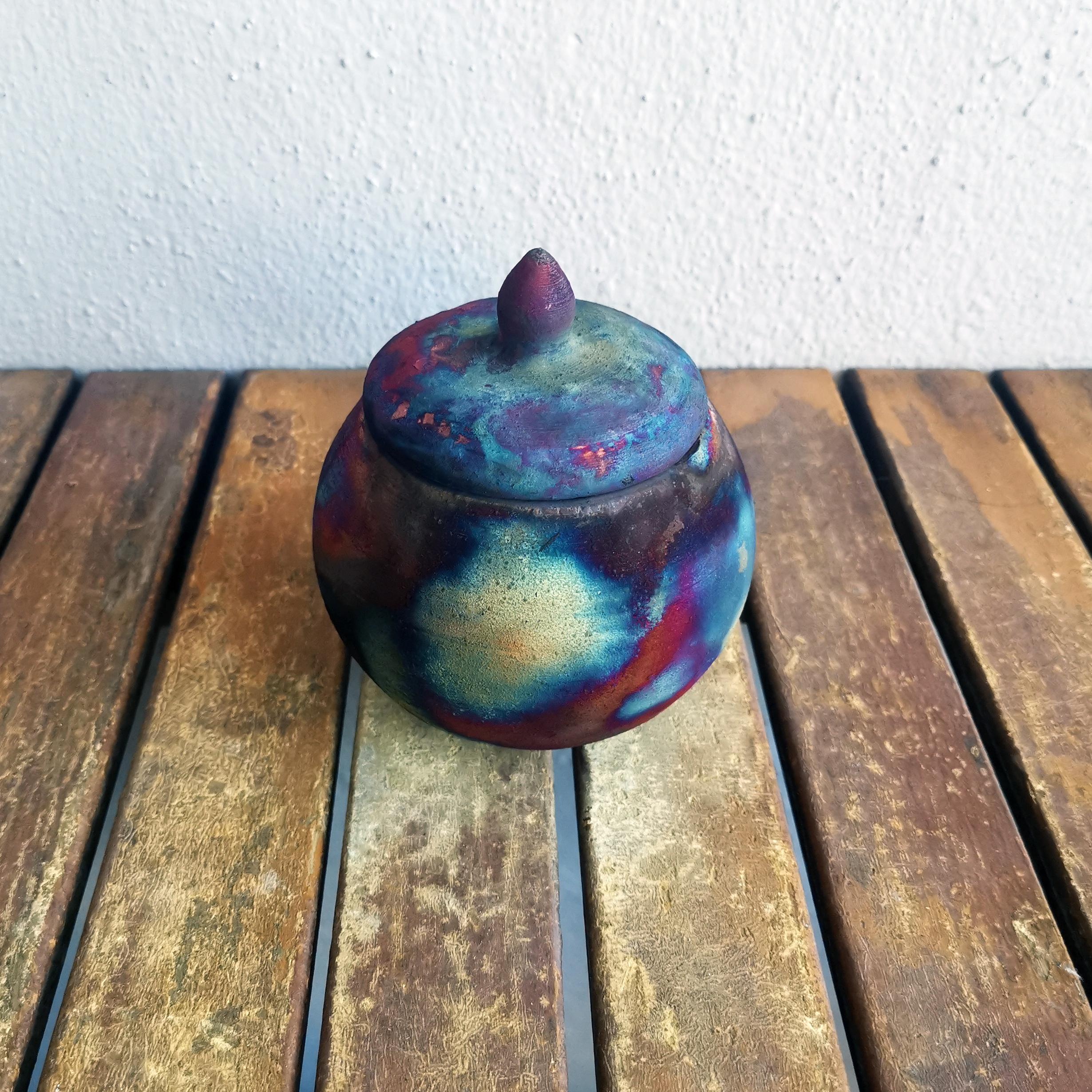Kioku - Souvenir  

L'urne Kioku est une petite urne de la taille d'une paume de main qui est formée avec une forme sphérique organique. Cette urne convient parfaitement pour les dépouilles d'animaux de compagnie ou pour une commémoration partagée