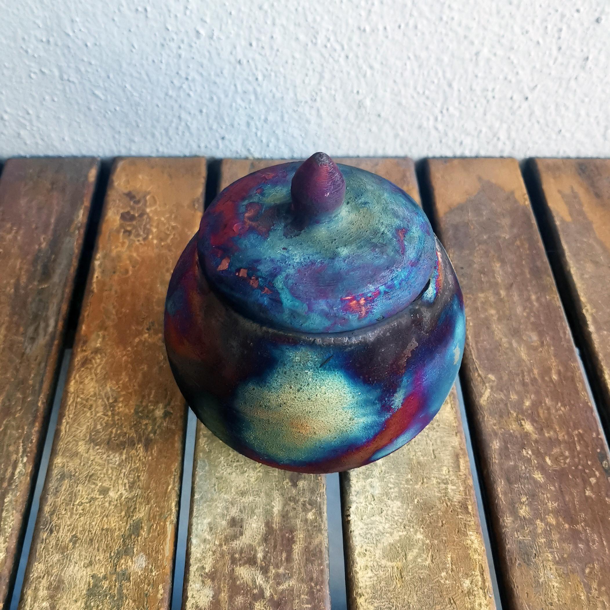 Moderne Petite urne en céramique Kioku - Cuivre mat et complet - Poterie Raku en vente