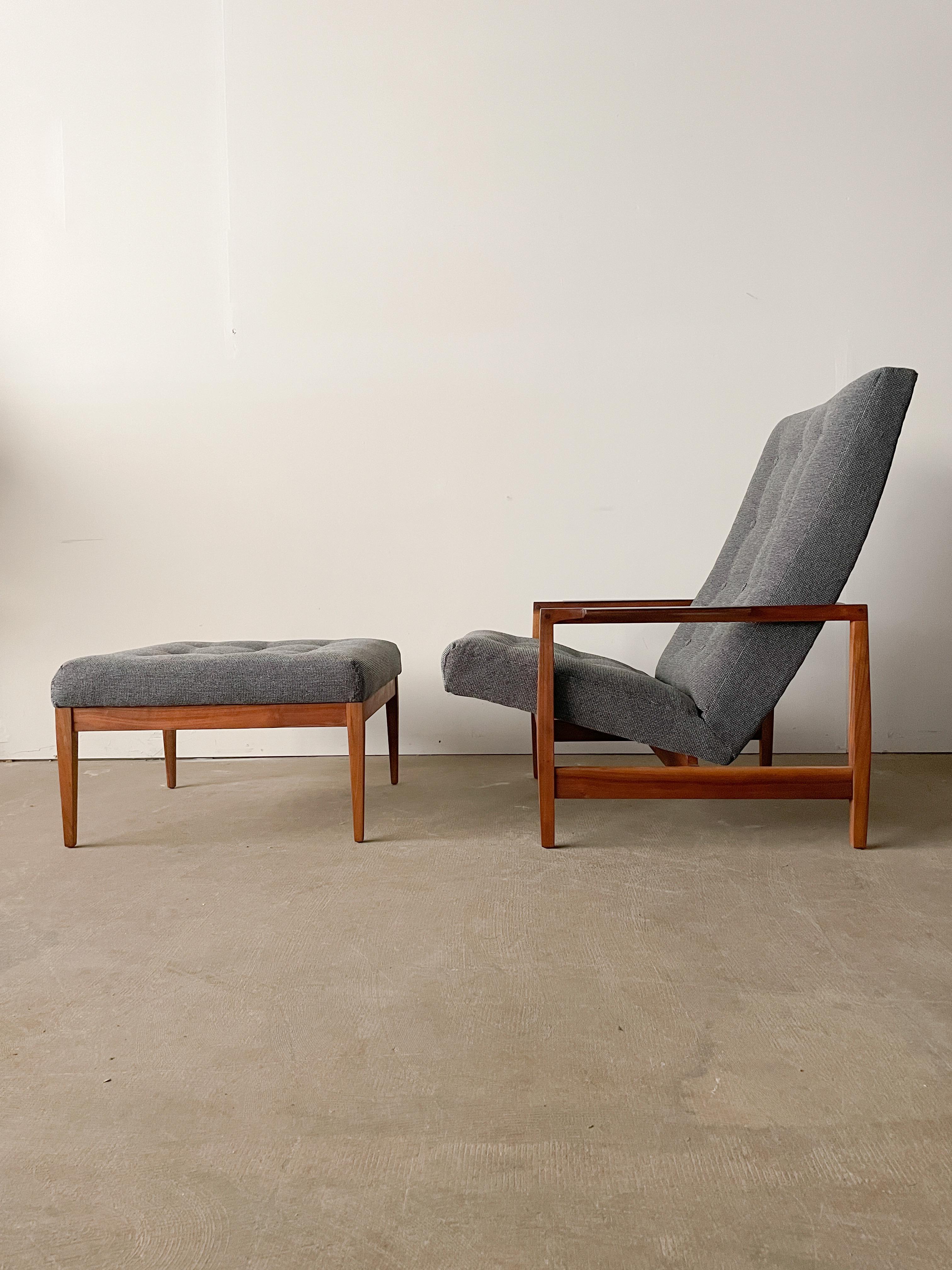 Dies ist ein schönes und seltenes Paar aus Sessel und Ottomane, entworfen von Kipp Stewart für Directional im Jahr 1960. Hervorragende Form und schöne Hölzer vereinen sich in diesem Stuhl mit Nussbaumgestell und prächtigen Intarsien aus
