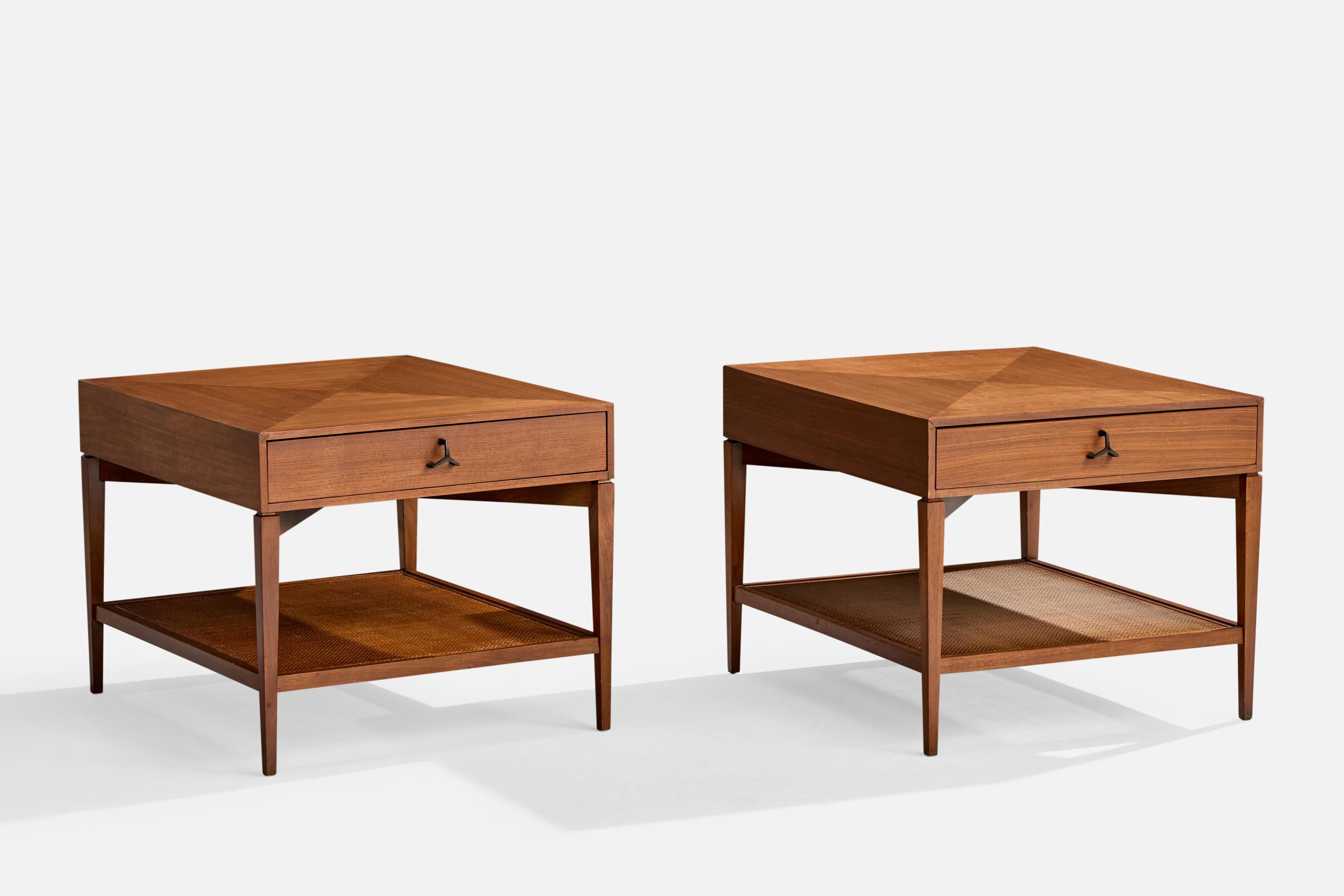 Coppia di tavolini in noce, canna e metallo laccato nero disegnati da Kipp Stewart e Stewart MacDougal e prodotti da Calvin Furniture, USA, anni '50 circa.

Usura coerente con l'età e l'uso.

Dimensioni complessive (pollici): 20.75 