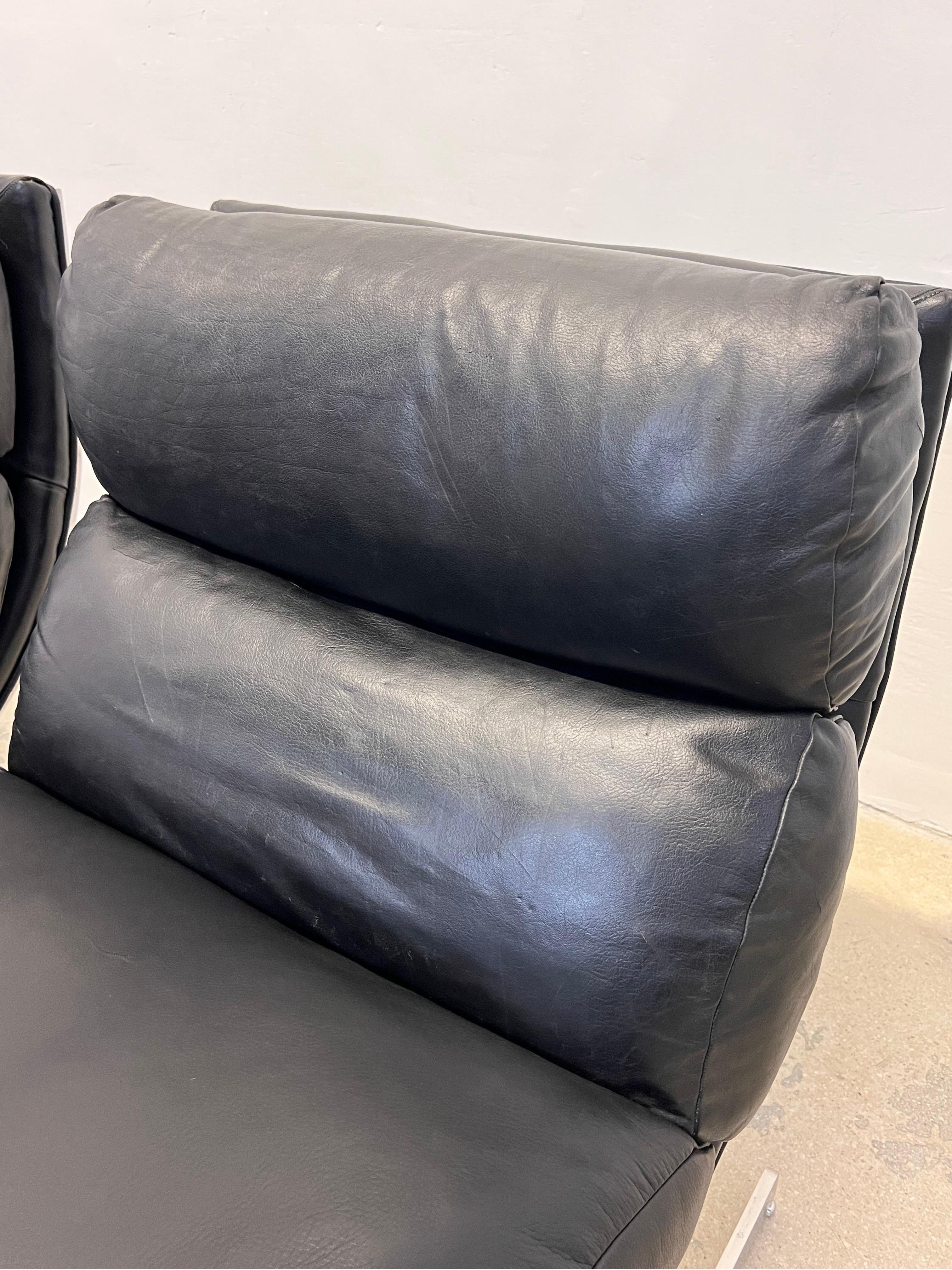 Paire de chaises longues à arc en cuir noir et chrome de Kipp Stewart pour Directional en vente 6
