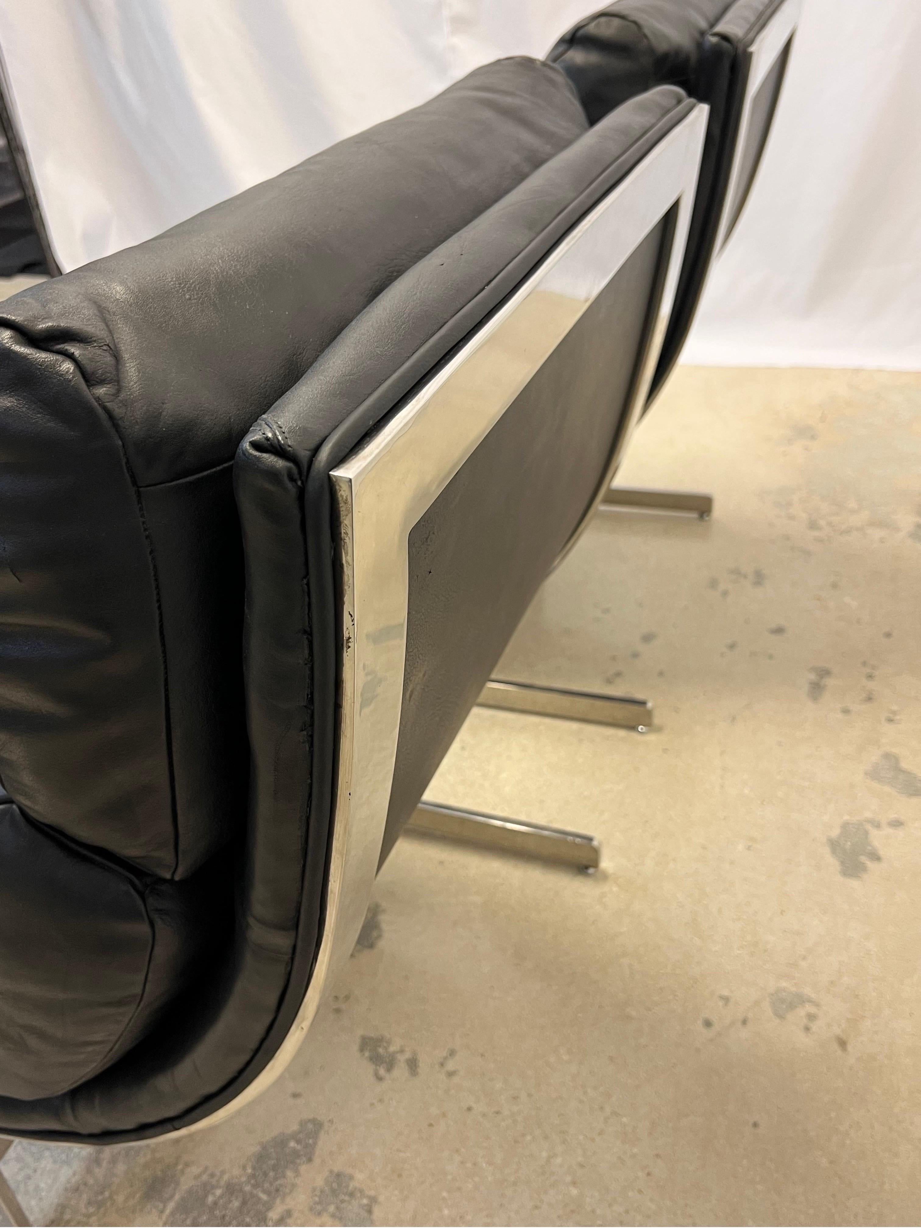 Paire de chaises longues à arc en cuir noir et chrome de Kipp Stewart pour Directional en vente 9
