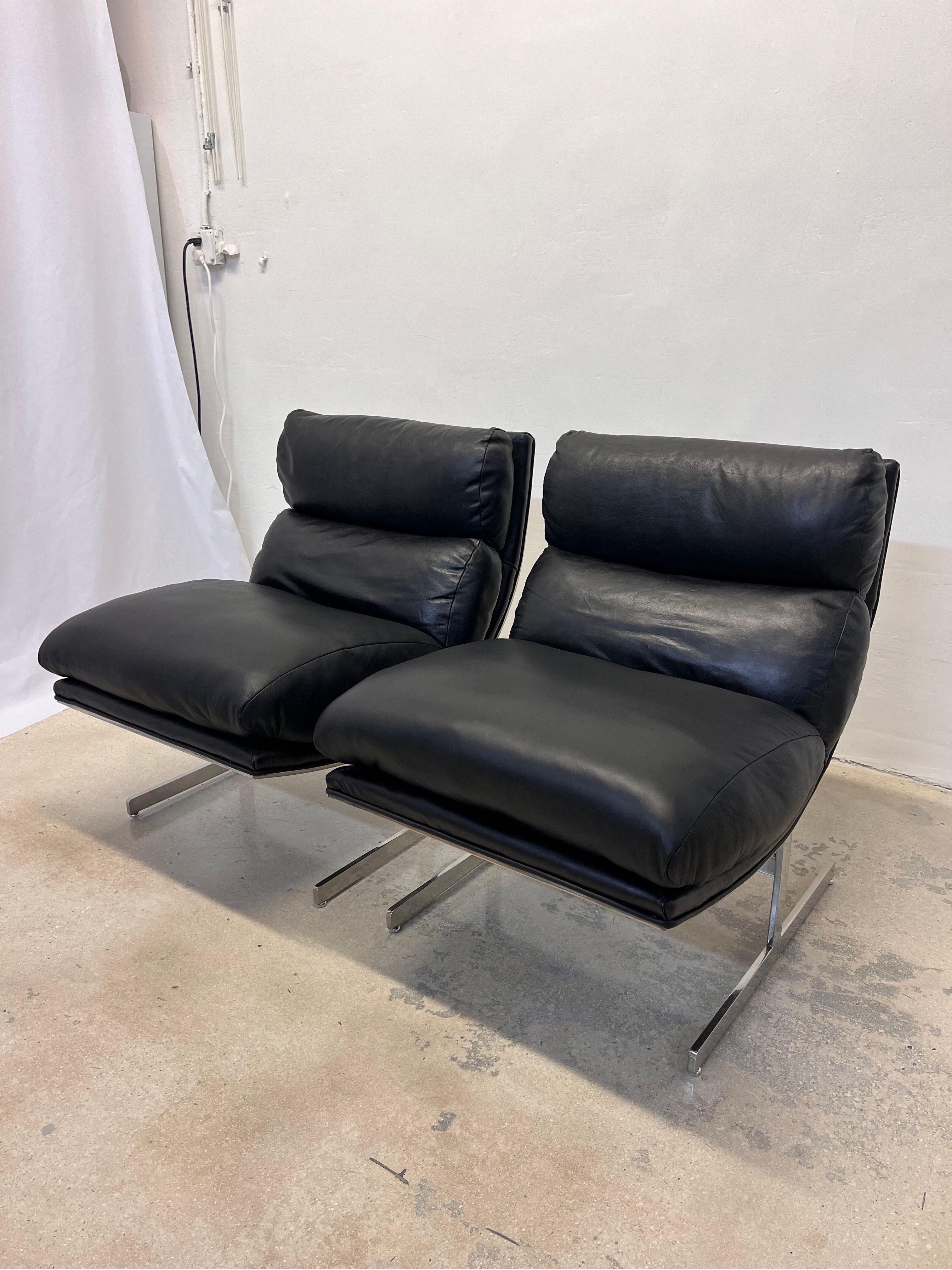 Mid-Century Modern Paire de chaises longues à arc en cuir noir et chrome de Kipp Stewart pour Directional en vente