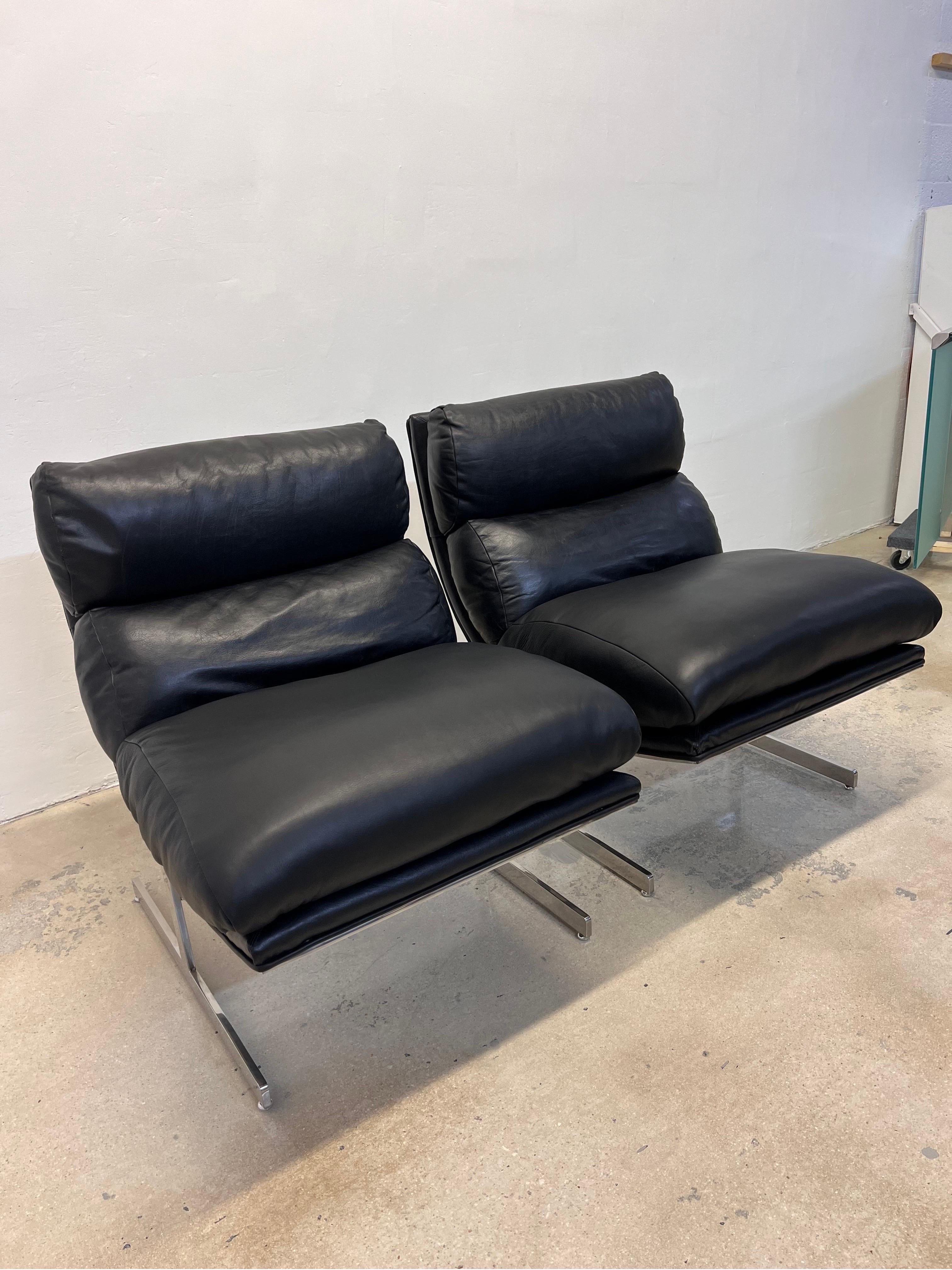Mid-Century Modern Kipp Stewart Black Leather and Chrome Arc Lounge Chairs for Directional - a Pair For Sale