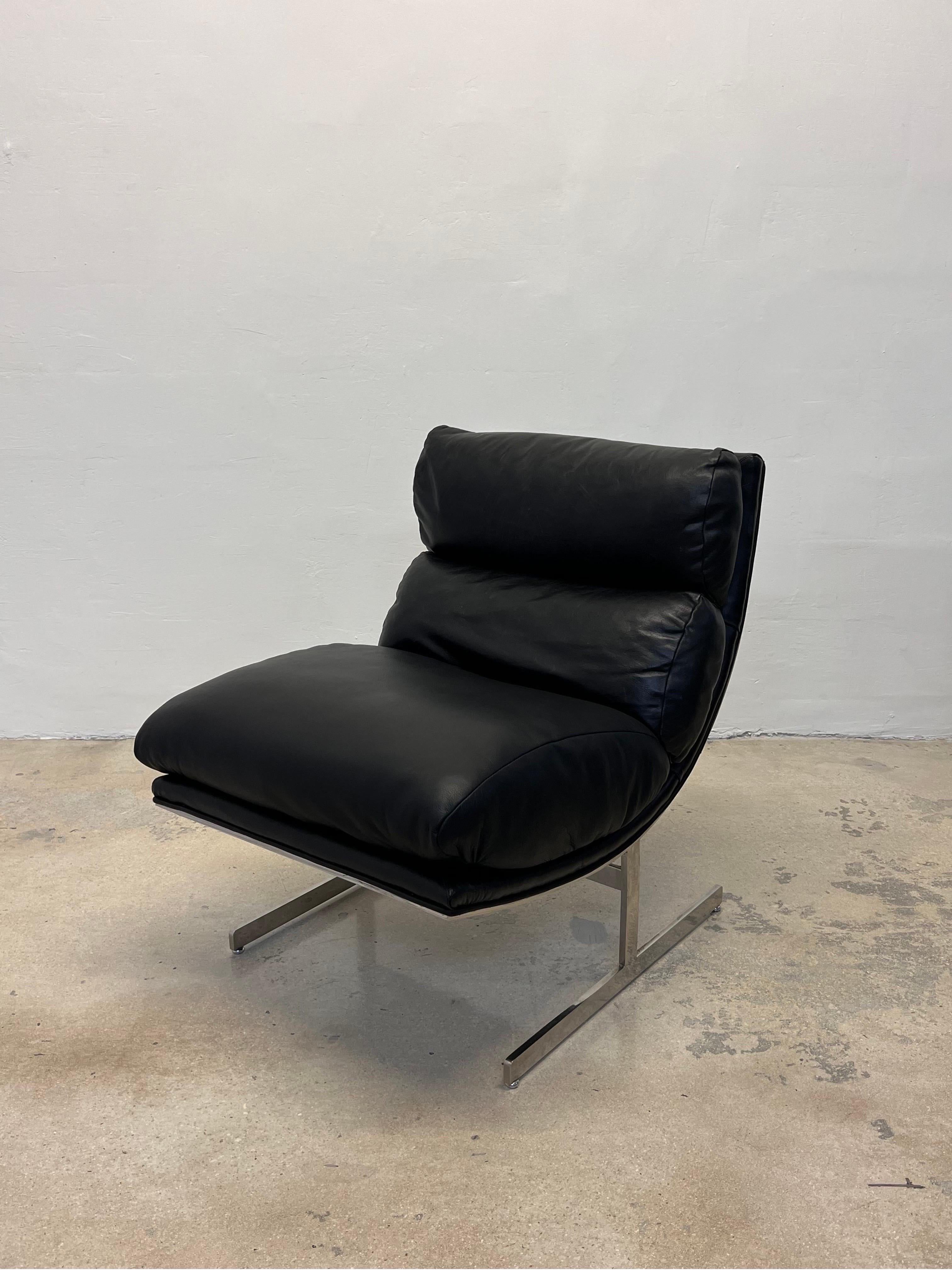 Paire de chaises longues à arc en cuir noir et chrome de Kipp Stewart pour Directional Bon état - En vente à Miami, FL
