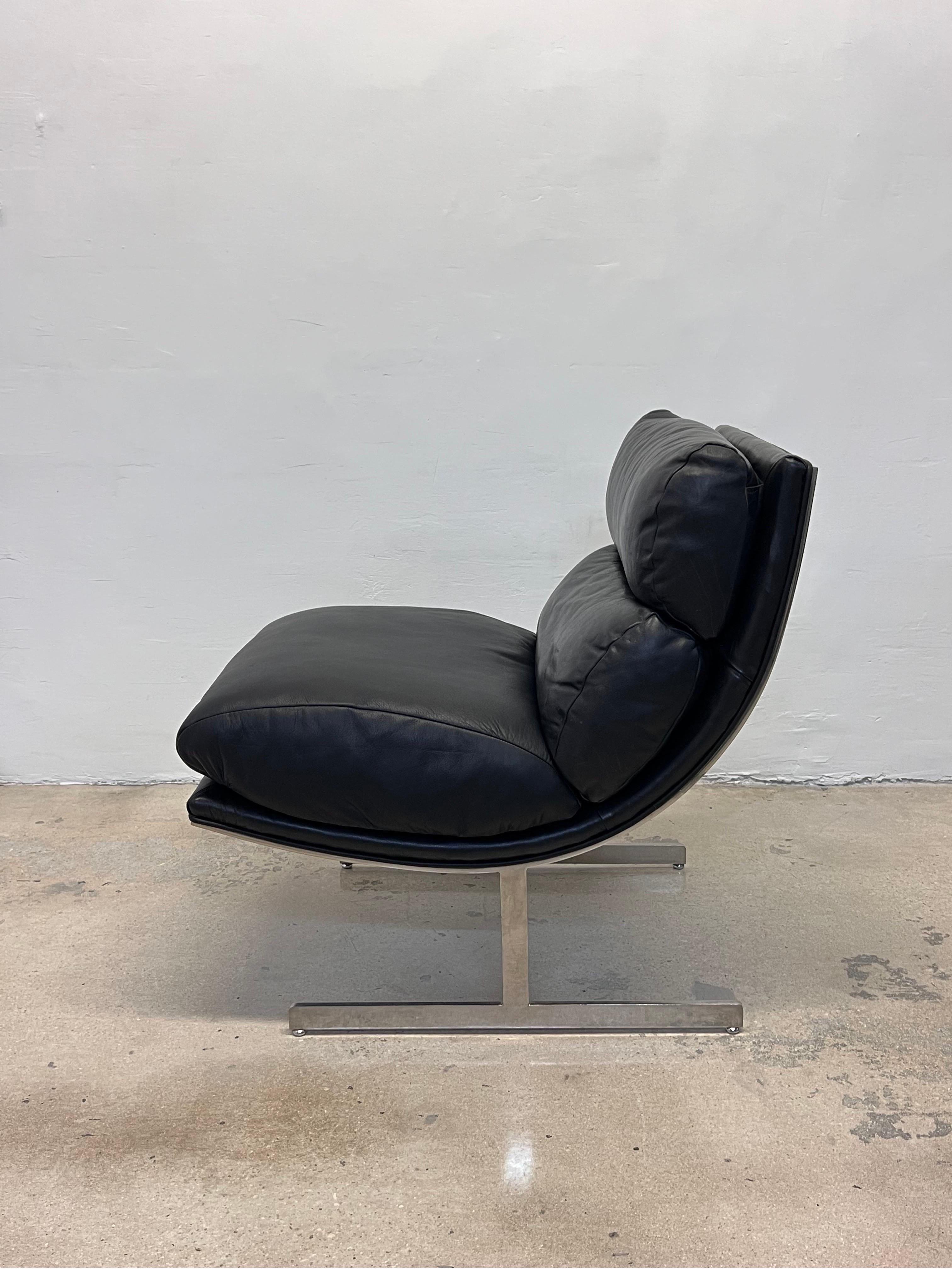 20ième siècle Paire de chaises longues à arc en cuir noir et chrome de Kipp Stewart pour Directional en vente