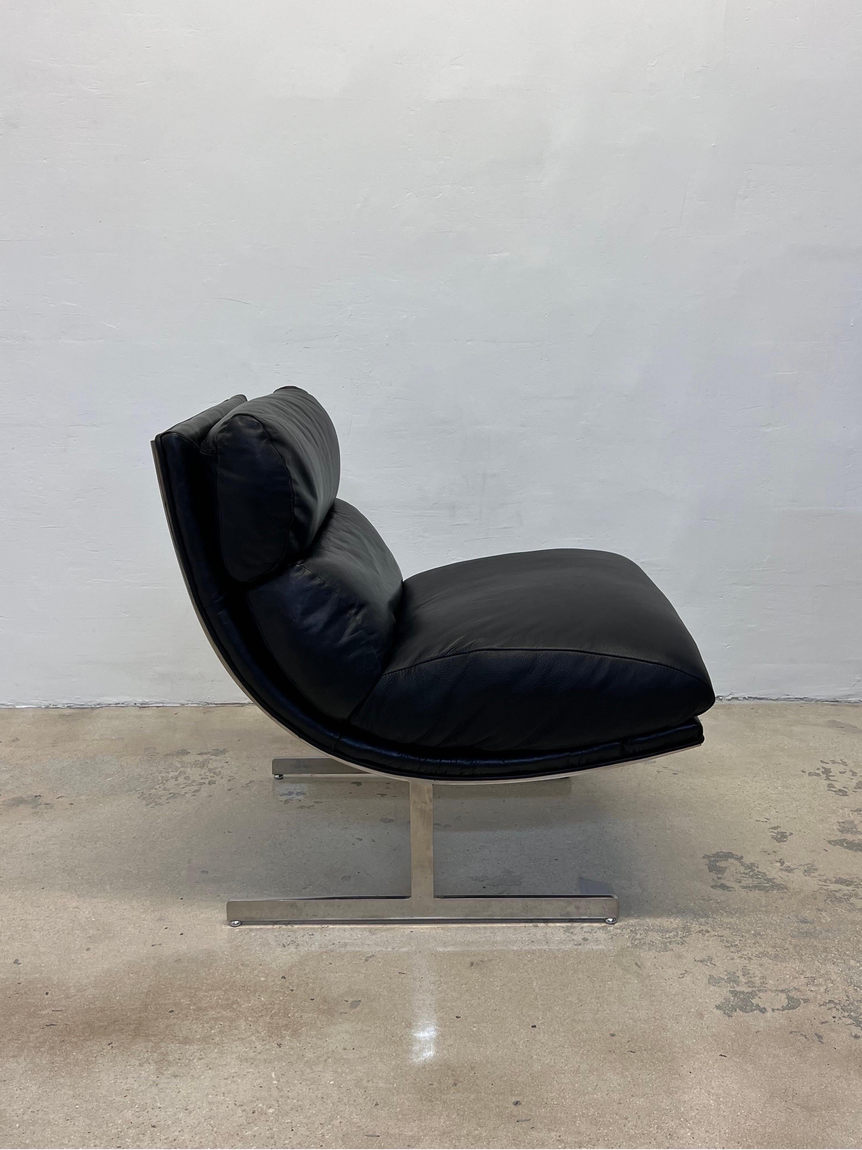 Paire de chaises longues à arc en cuir noir et chrome de Kipp Stewart pour Directional en vente 1