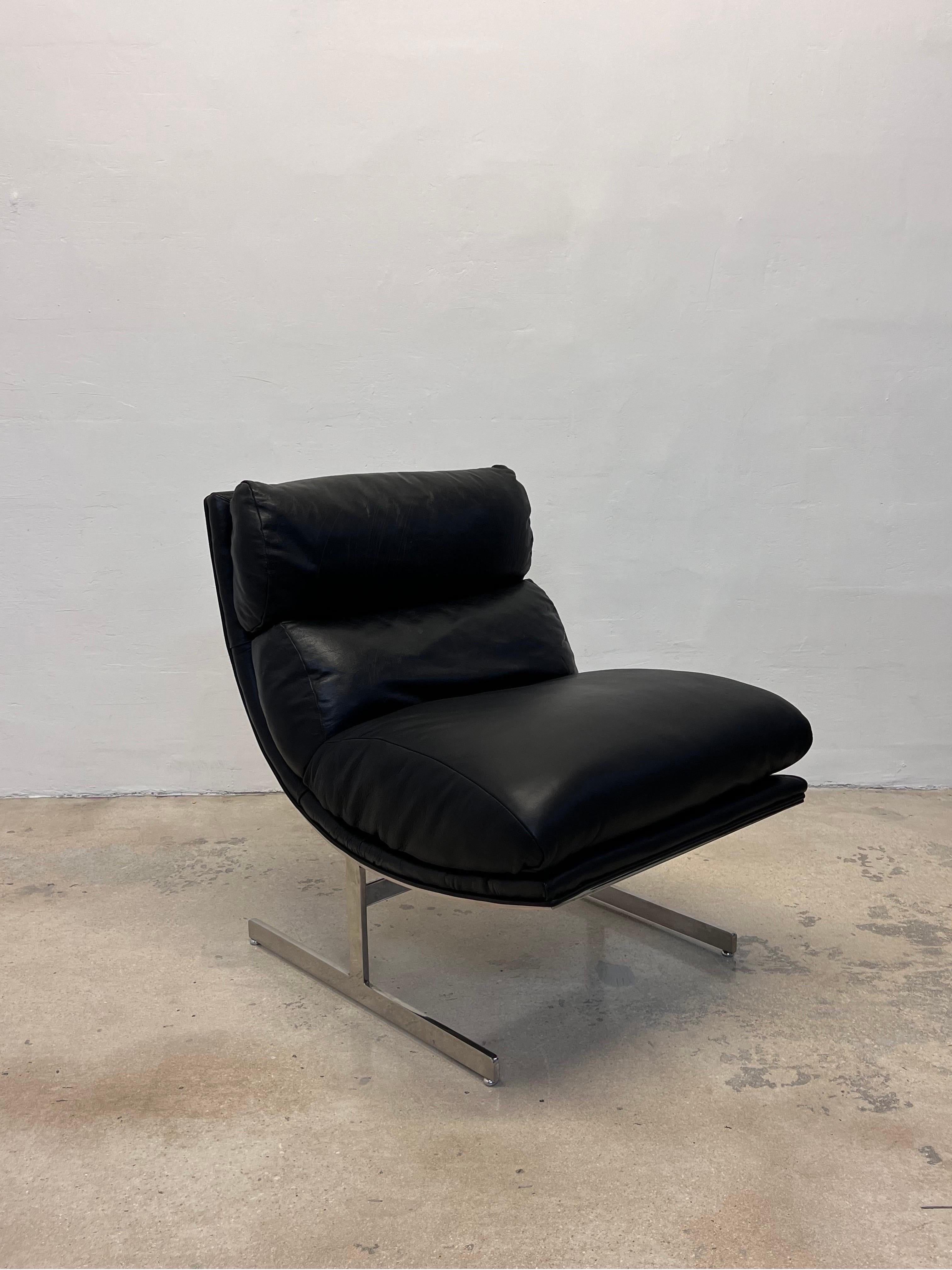 Paire de chaises longues à arc en cuir noir et chrome de Kipp Stewart pour Directional en vente 2