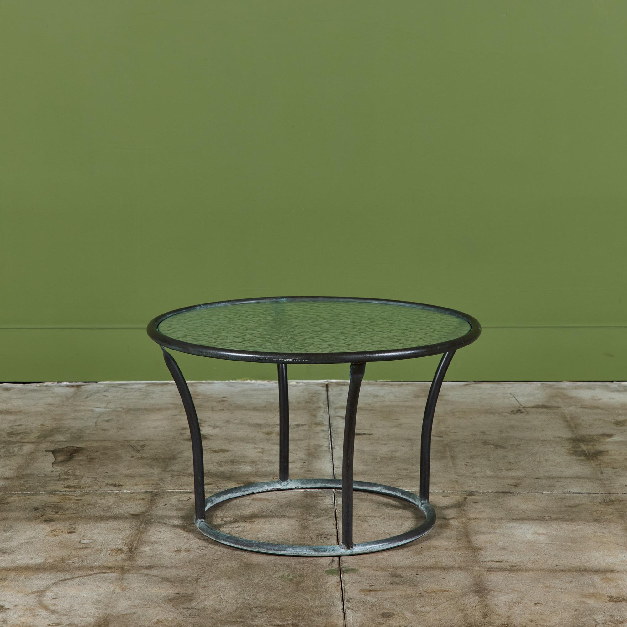 Table d'appoint ronde en bronze avec plateau en verre par Kipp Stewart pour Terra of California, USA, c.1970. La table comporte quatre pieds en tube de bronze patiné qui fixent le cadre rond du plateau et de la base de la table.

Dimensions
24,5