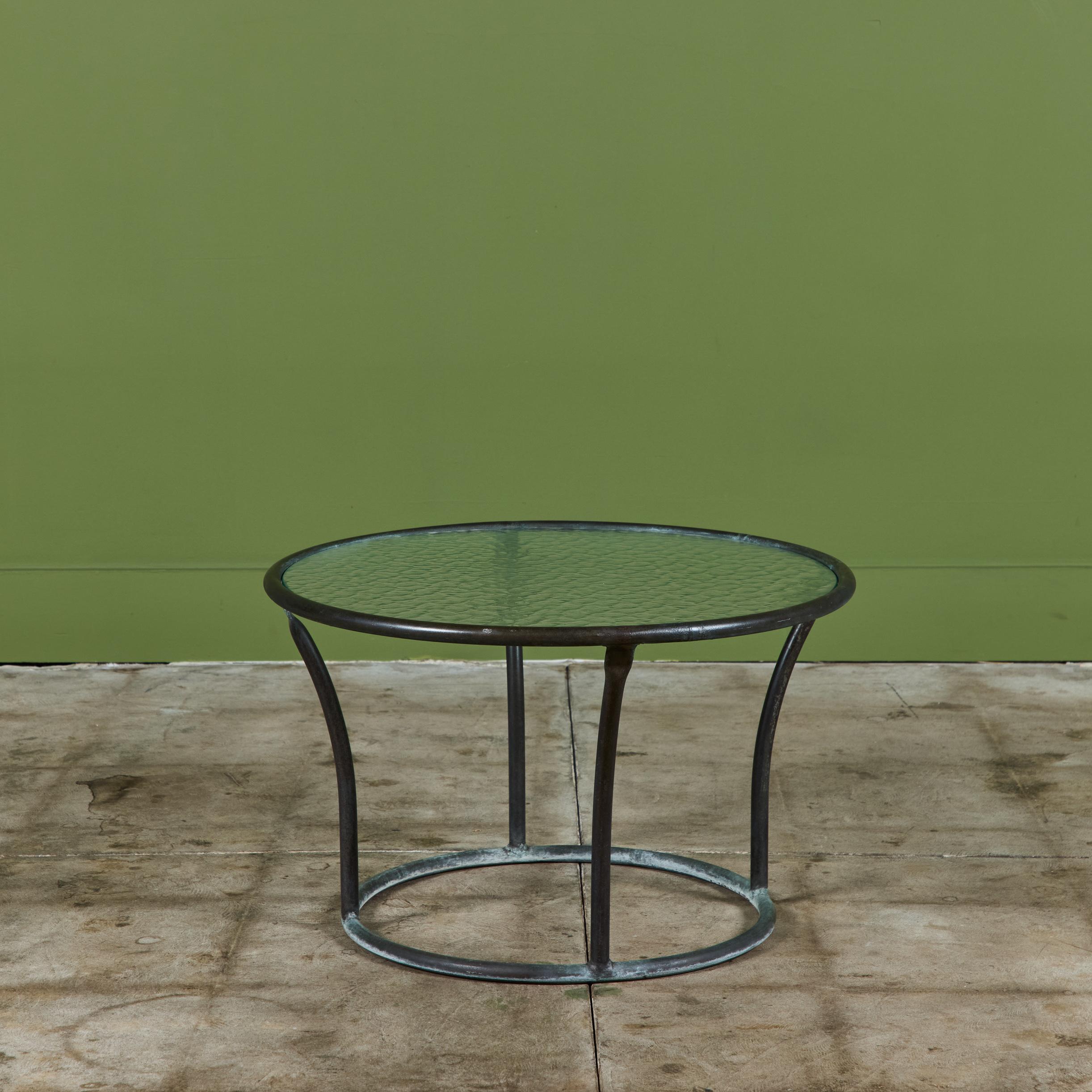 Table d'appoint de patio en bronze Kipp Stewart pour Terra Excellent état - En vente à Los Angeles, CA