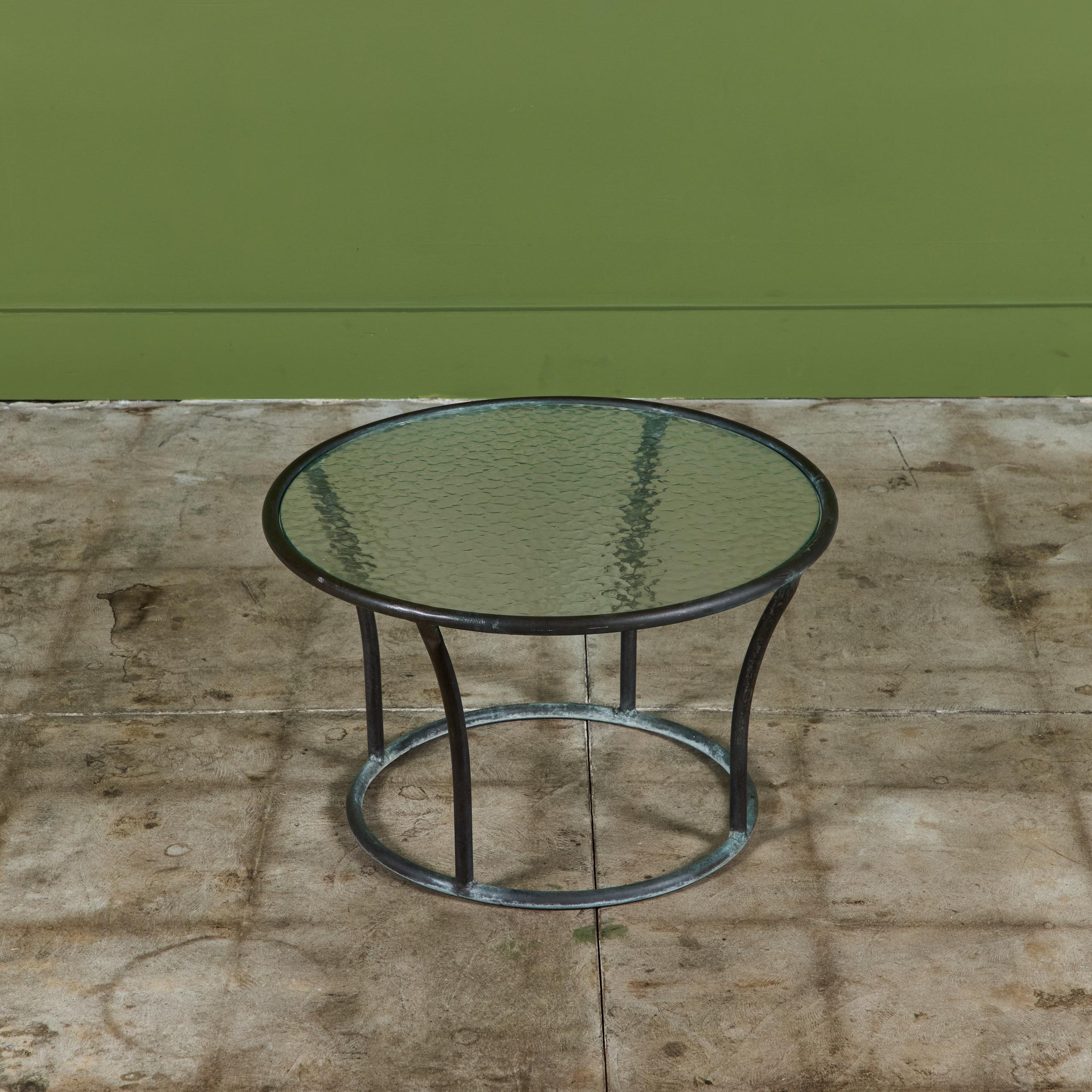 Bronze Table d'appoint de patio en bronze Kipp Stewart pour Terra en vente