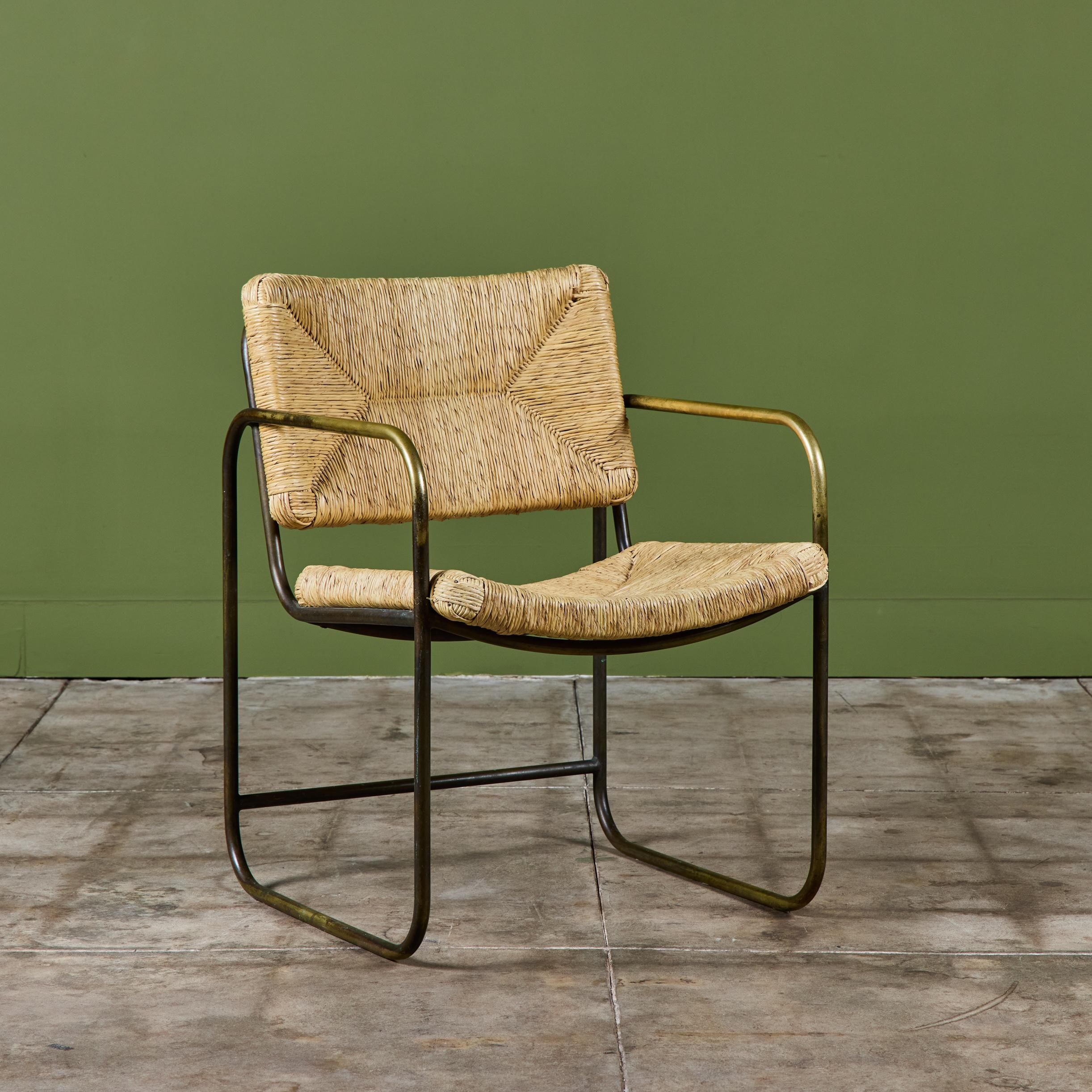 Sillón de comedor de patio de Kipp Stewart para Terra of California, EE.UU., c.1970. La silla presenta un armazón de tubos de bronce patinado con el asiento y el respaldo tejidos originales.  Dos disponibles, con precio