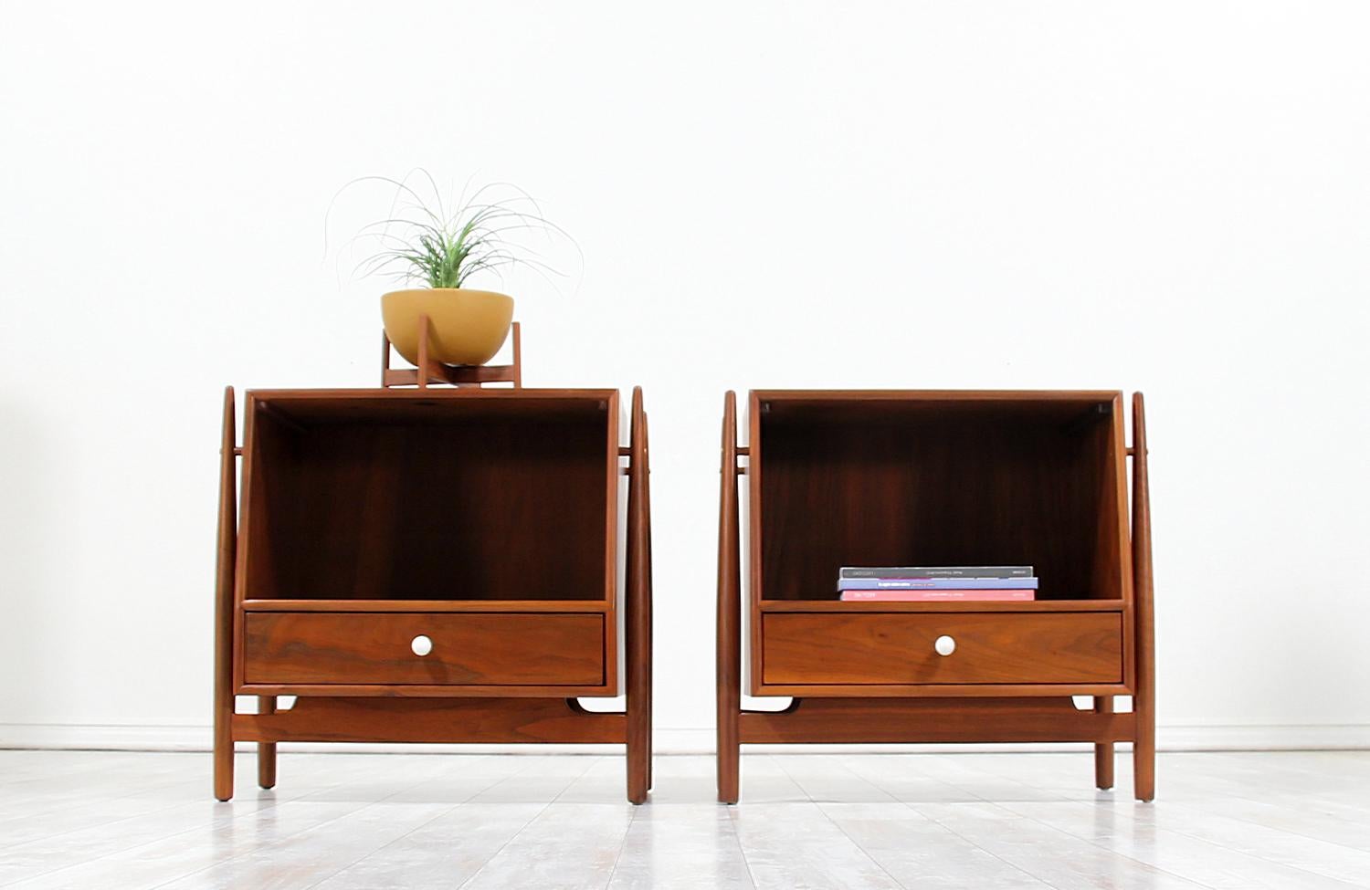 A pair of Mid-Century Modern nightstands designed by Kipp Stewart & Stewart MacDougall for Drexel’s ‘Declaration’ line in the United States, circa 1960s. Drexel’s ‘Declaration’ iconic collection shows Minimalist expressions and a straightforward