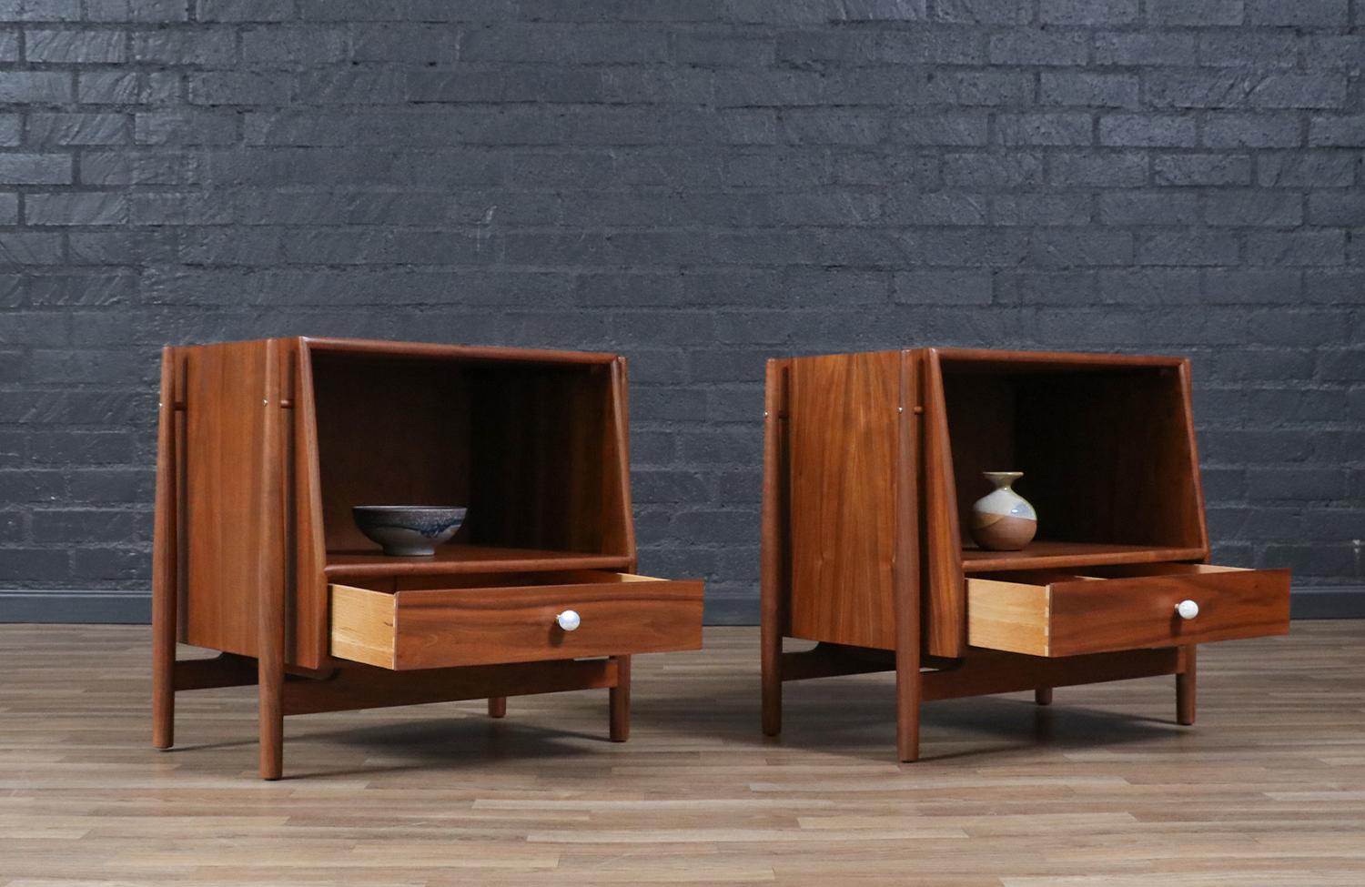 Mid-Century moderno Comodini galleggianti in noce 