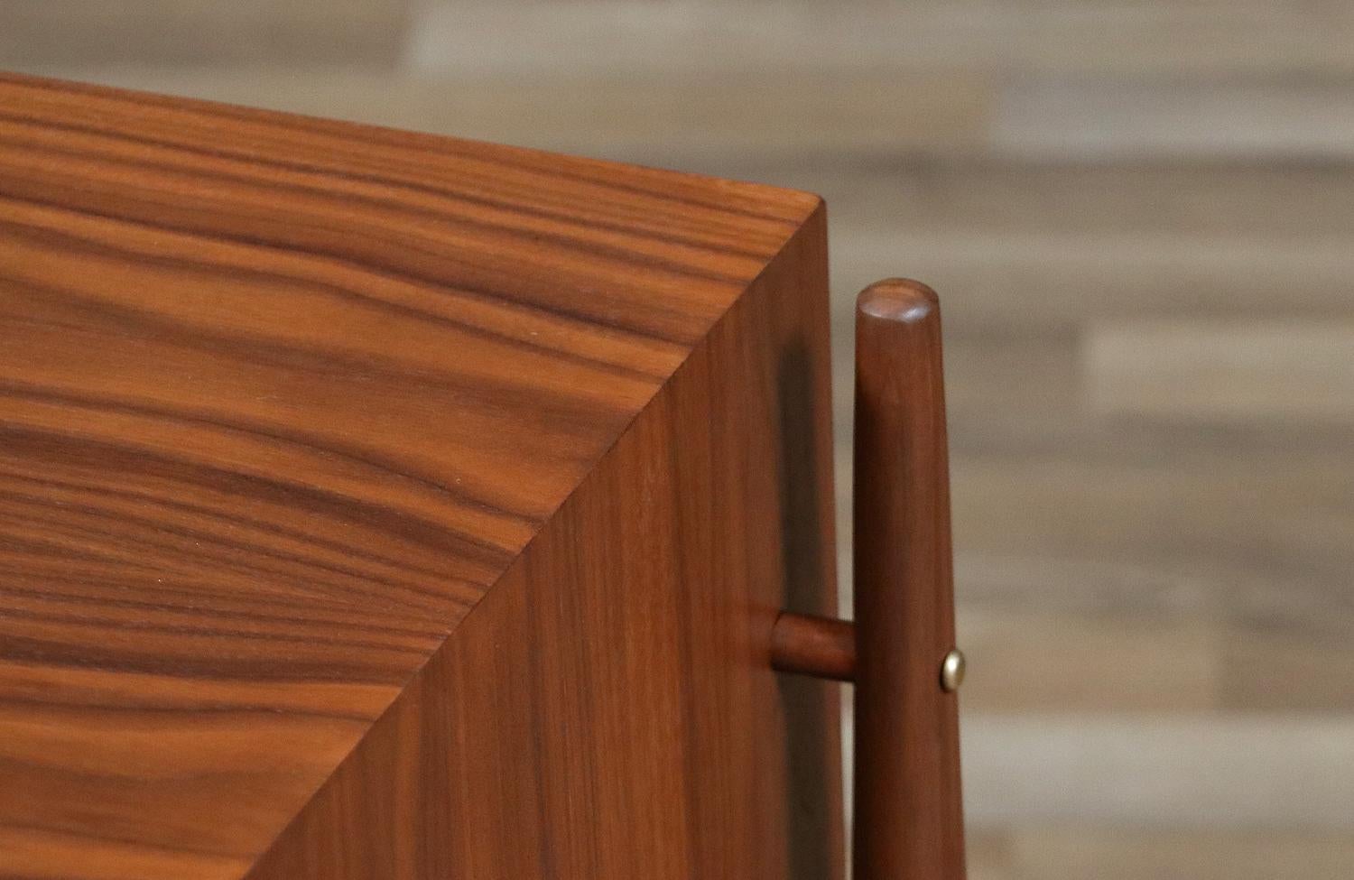 Ottone Comodini galleggianti in noce 