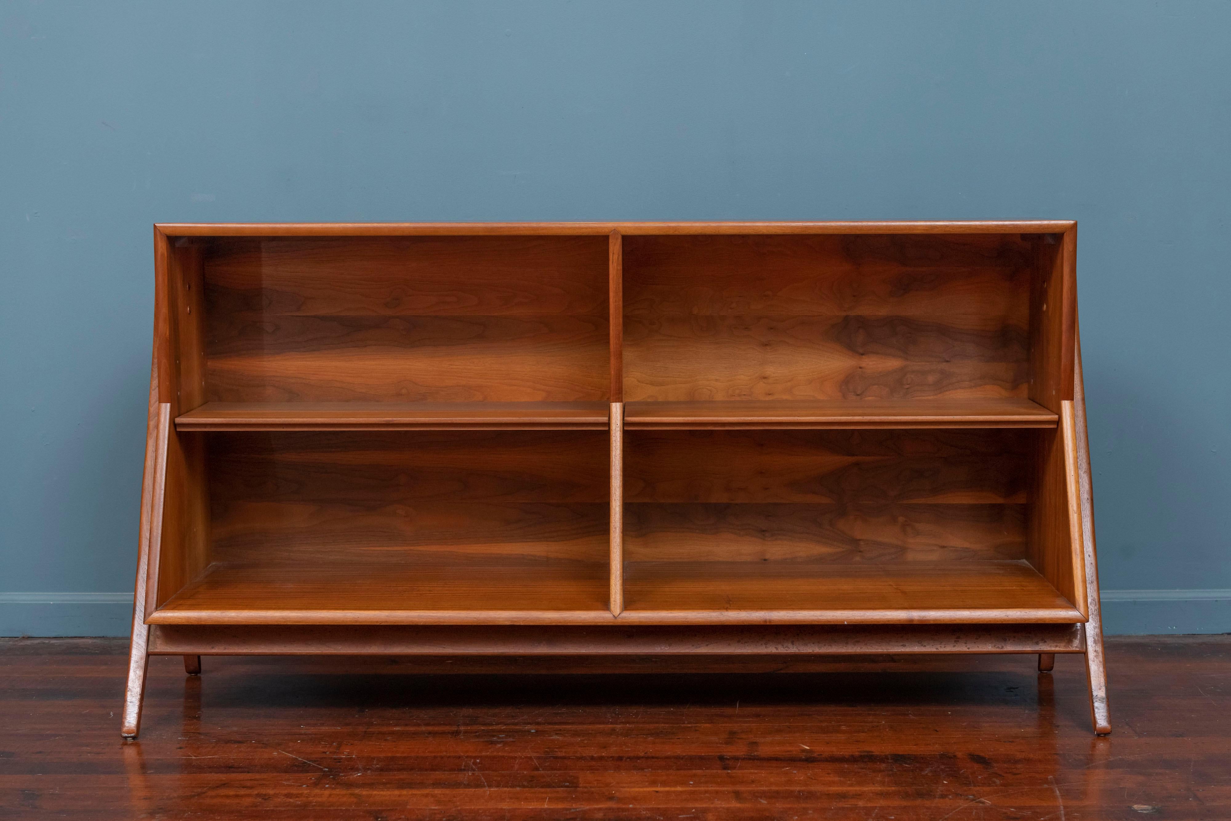 Kipp Stewart design bookshelf for his Declaration line produced by Drexel Furniture U.S.A. Made from gorgeous figurative walnut with two adjustable shelfs perfect for your vinyl collection or as a display shelf. High quality construction and