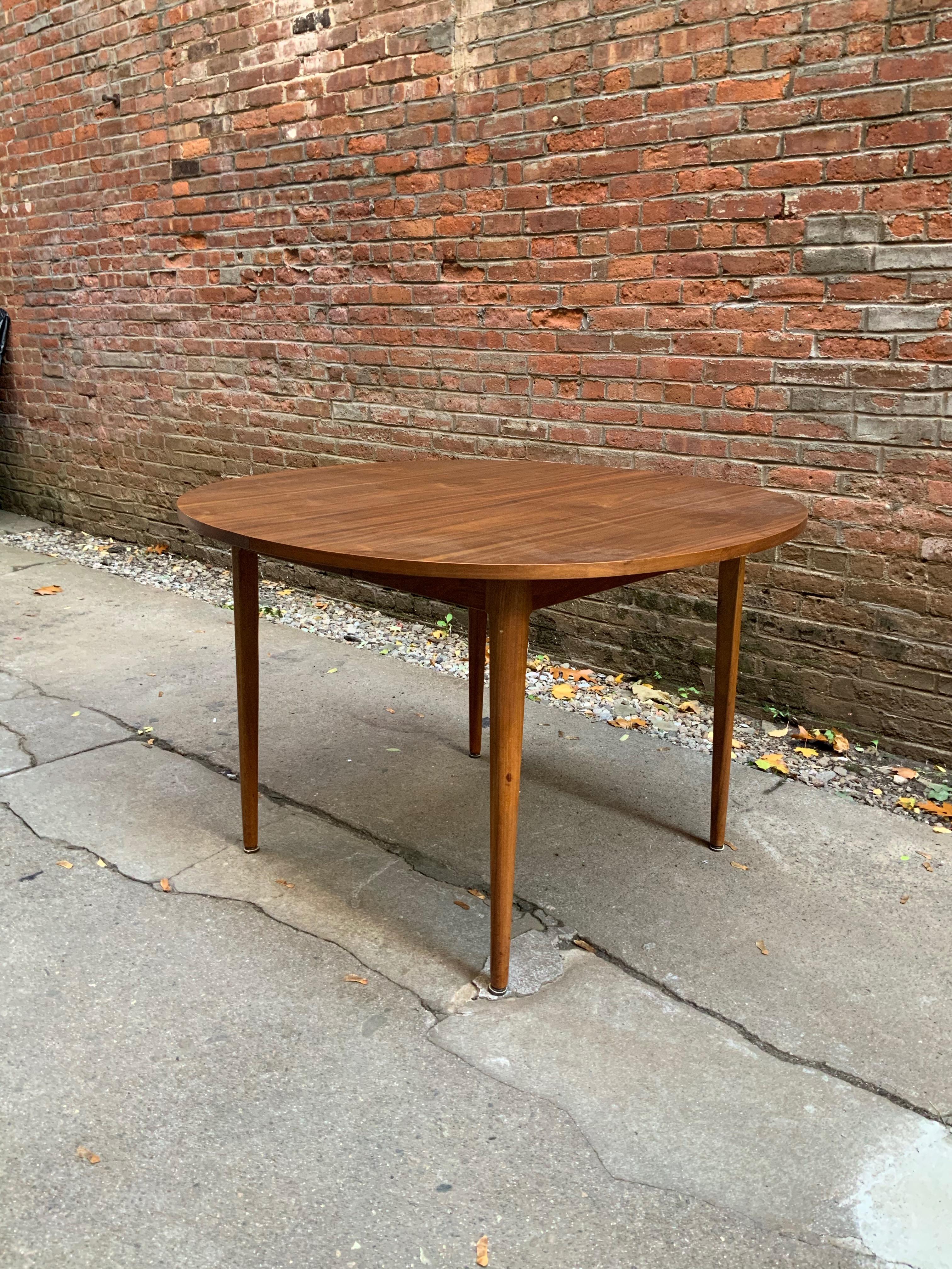 Beautifully figured walnut veneers are all this dining table require to make this a dining showpiece. Drexel 