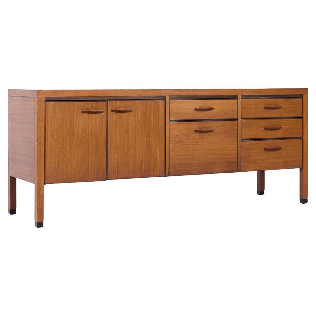 Kipp Stewart para Calvin Furniture Credenza direccional con bandas de nogal de mediados de siglo