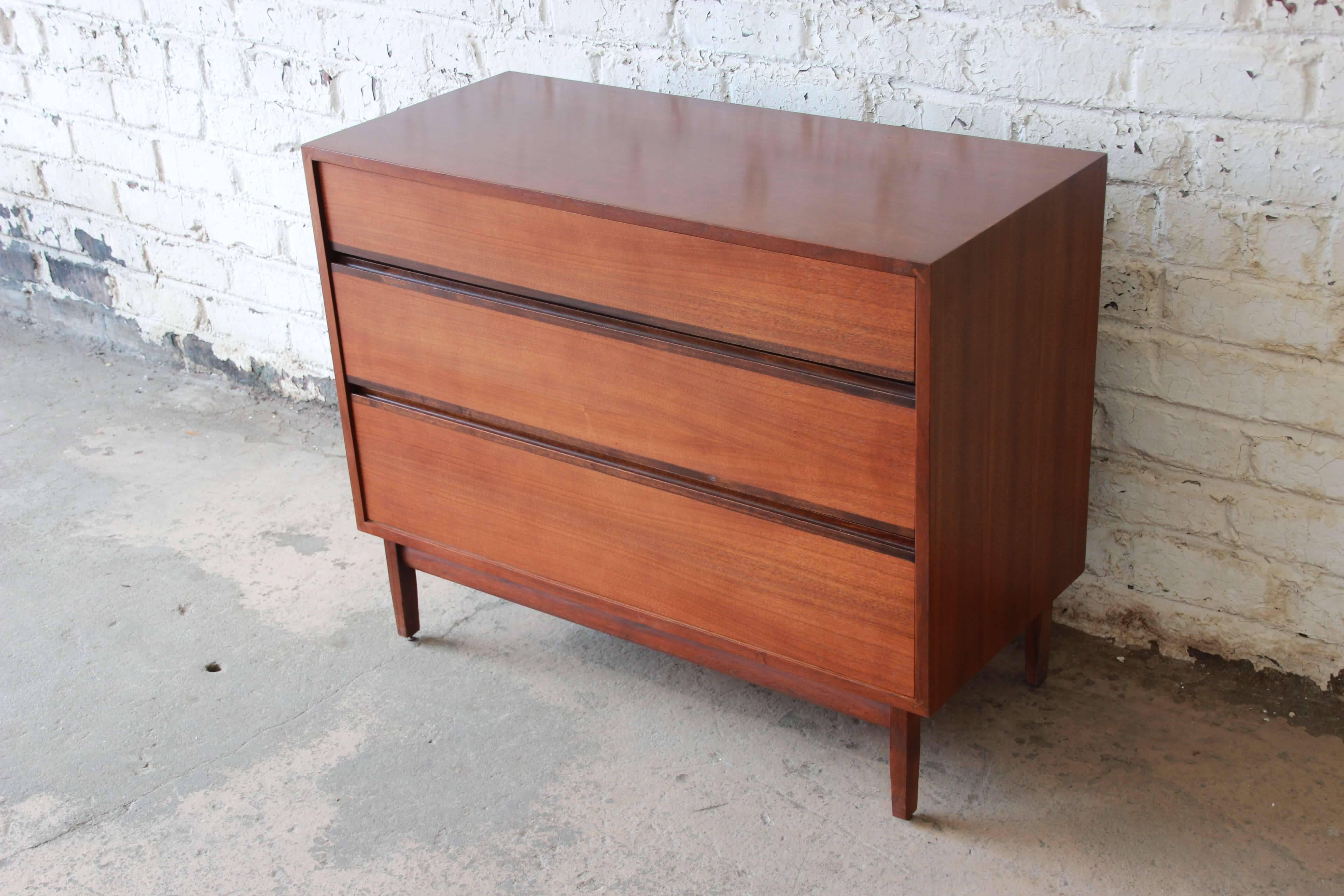 Kipp Stewart for Calvin Furniture Mid-Century Modern Walnut Bachelor Chest, 1950 In Good Condition In South Bend, IN